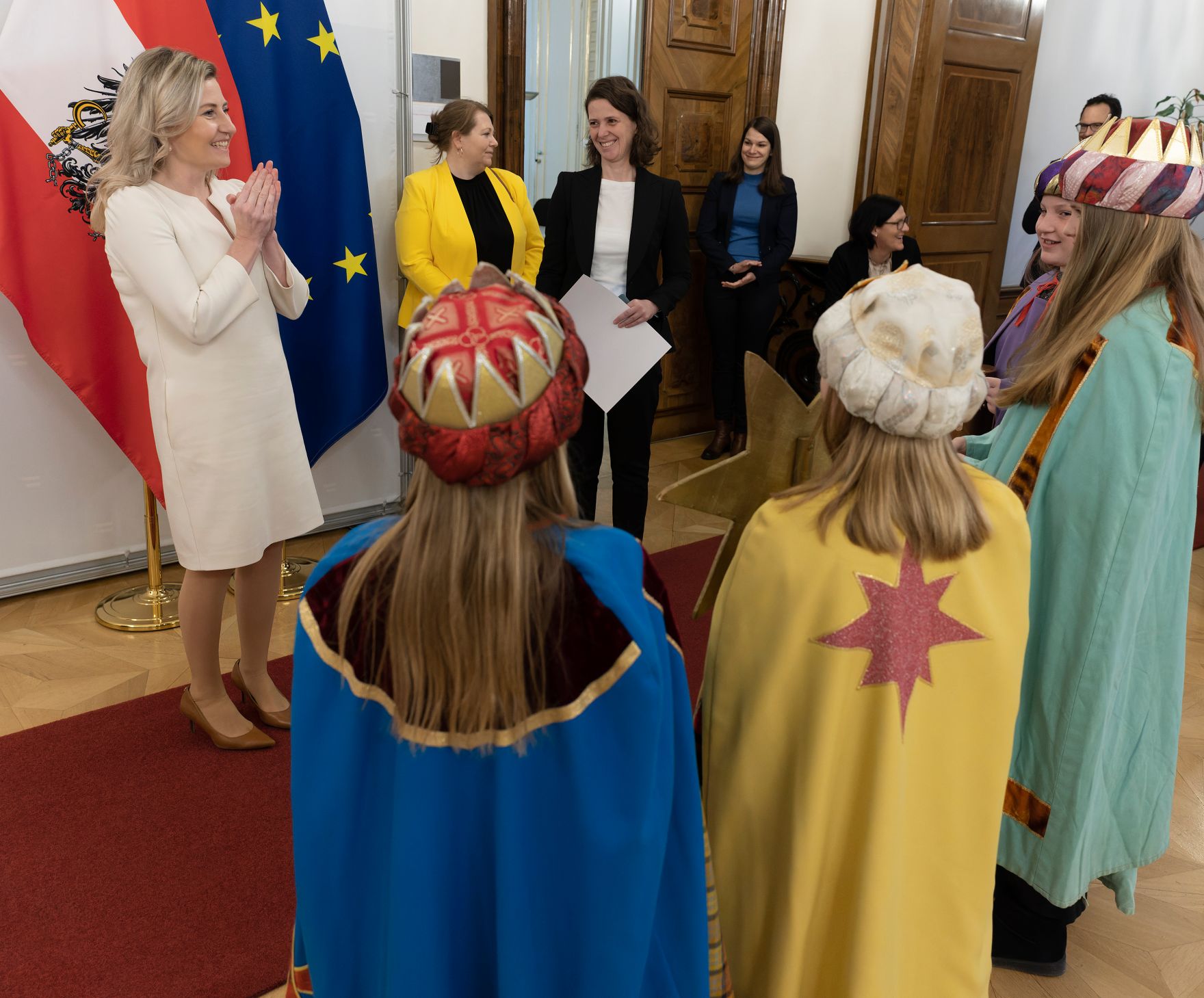 Am 7. J&auml;nner 2025 empfing Bundesministerin Susanne Raab (im Bild) Sternsinger in ihrem B&uuml;ro.