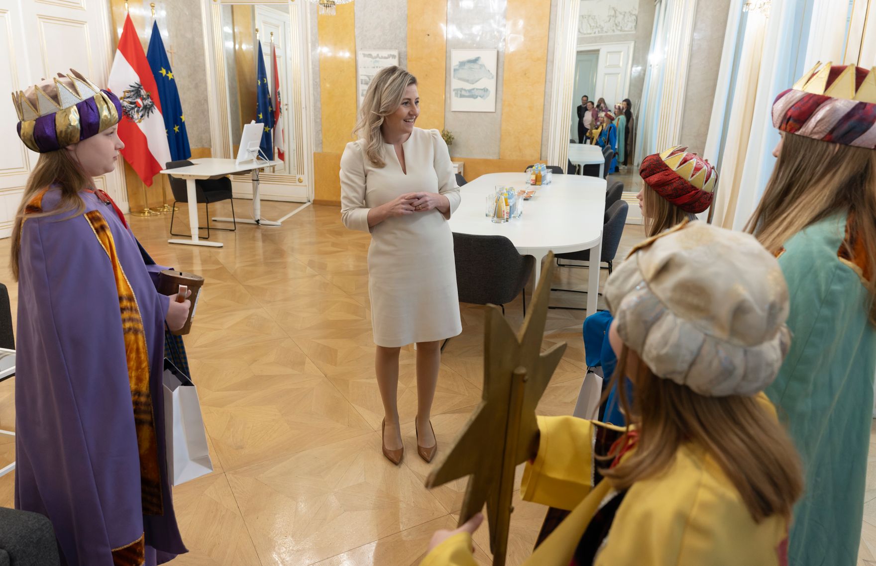 Am 7. J&auml;nner 2025 empfing Bundesministerin Susanne Raab (im Bild) Sternsinger in ihrem B&uuml;ro.
