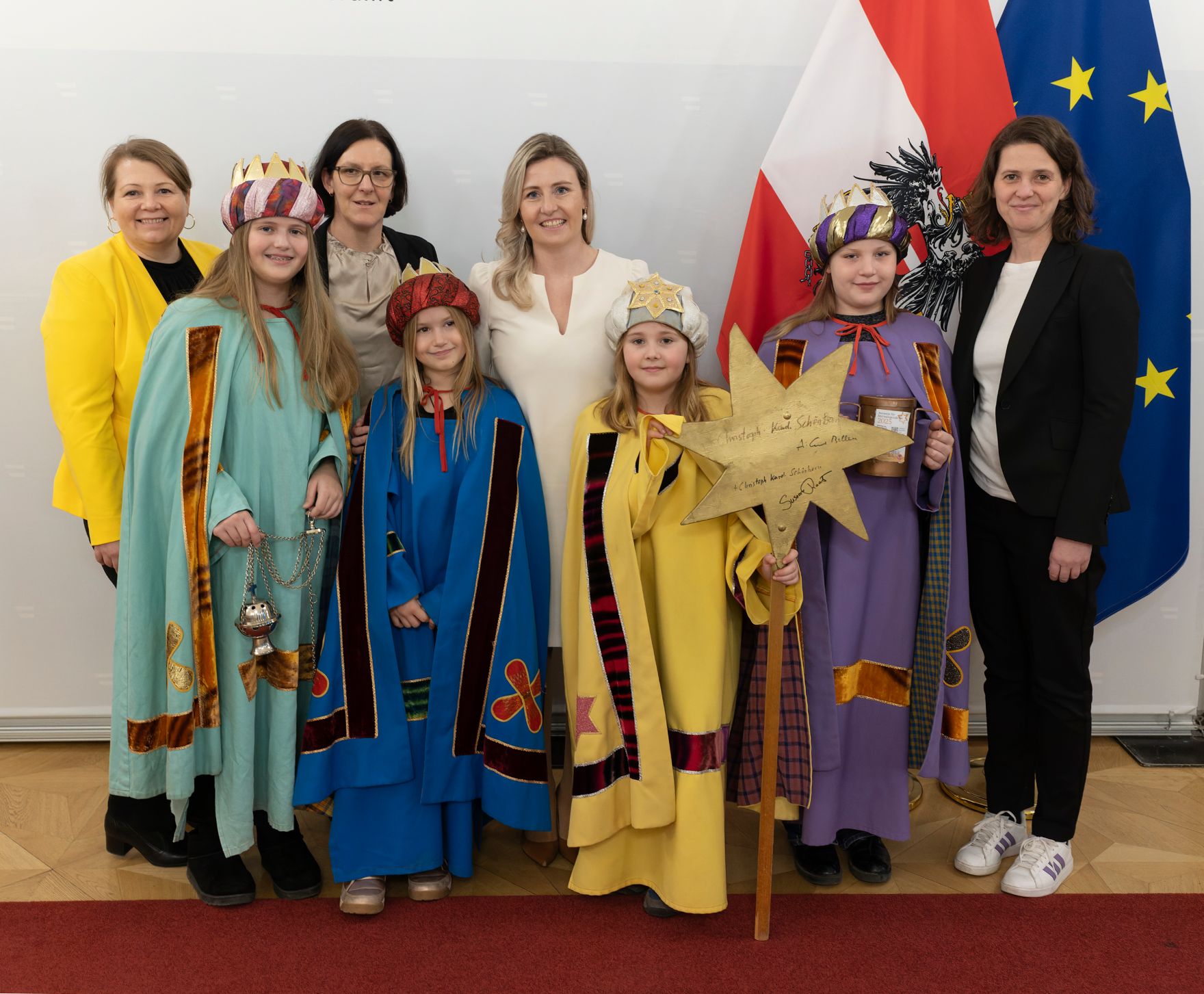 Am 7. J&auml;nner 2025 empfing Bundesministerin Susanne Raab (im Bild) Sternsinger in ihrem B&uuml;ro.