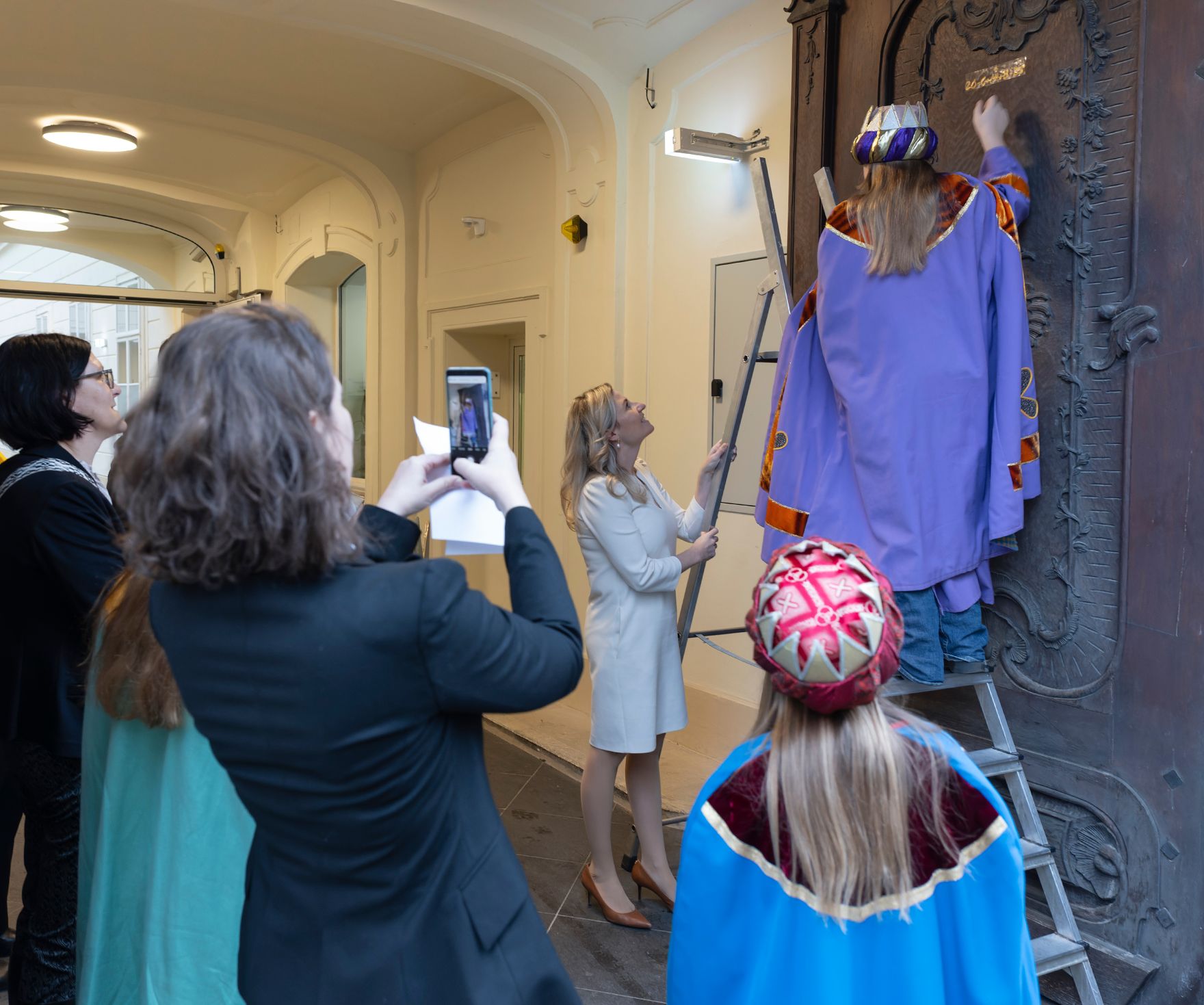 Am 7. J&auml;nner 2025 empfing Bundesministerin Susanne Raab (im Bild) Sternsinger in ihrem B&uuml;ro.