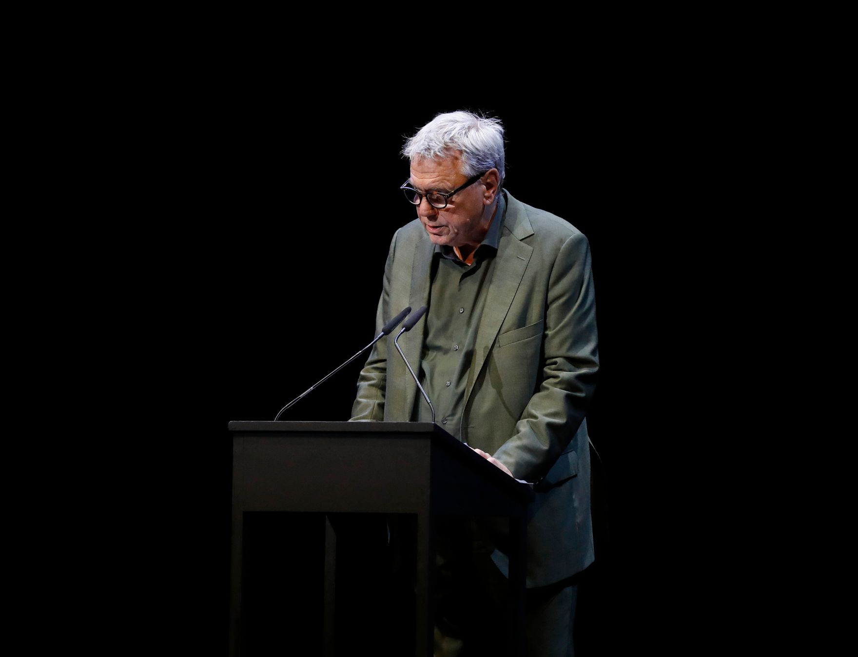 Am 16. Juni 2019 &uuml;berreichte Bundesminister Alexander Schallenberg den Iffland-Ring an Jens Harzer. Im Bild der Theaterregisseur Johan Simons.