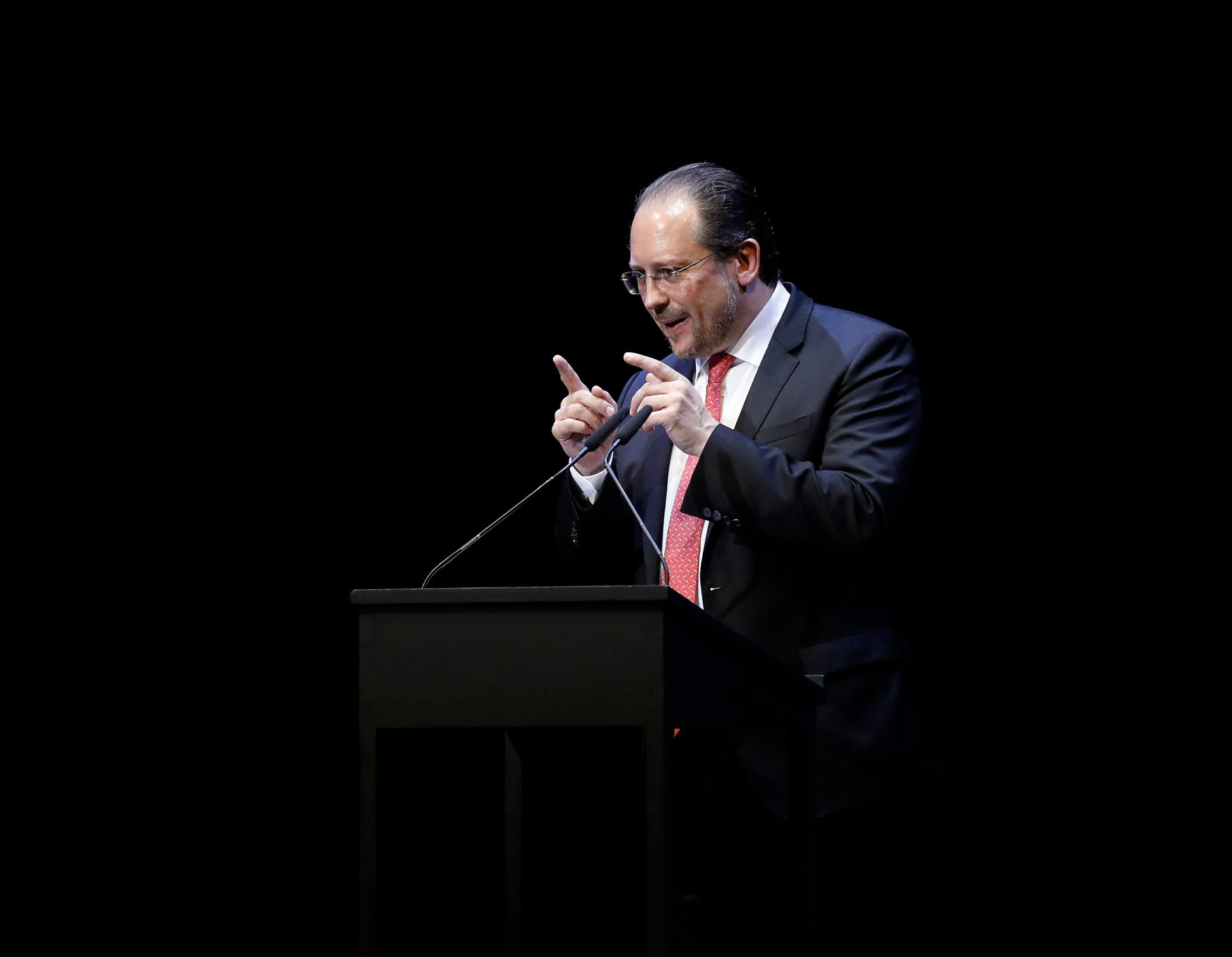 Am 16. Juni 2019 &uuml;berreichte Bundesminister Alexander Schallenberg (im Bild) den Iffland-Ring an Jens Harzer.