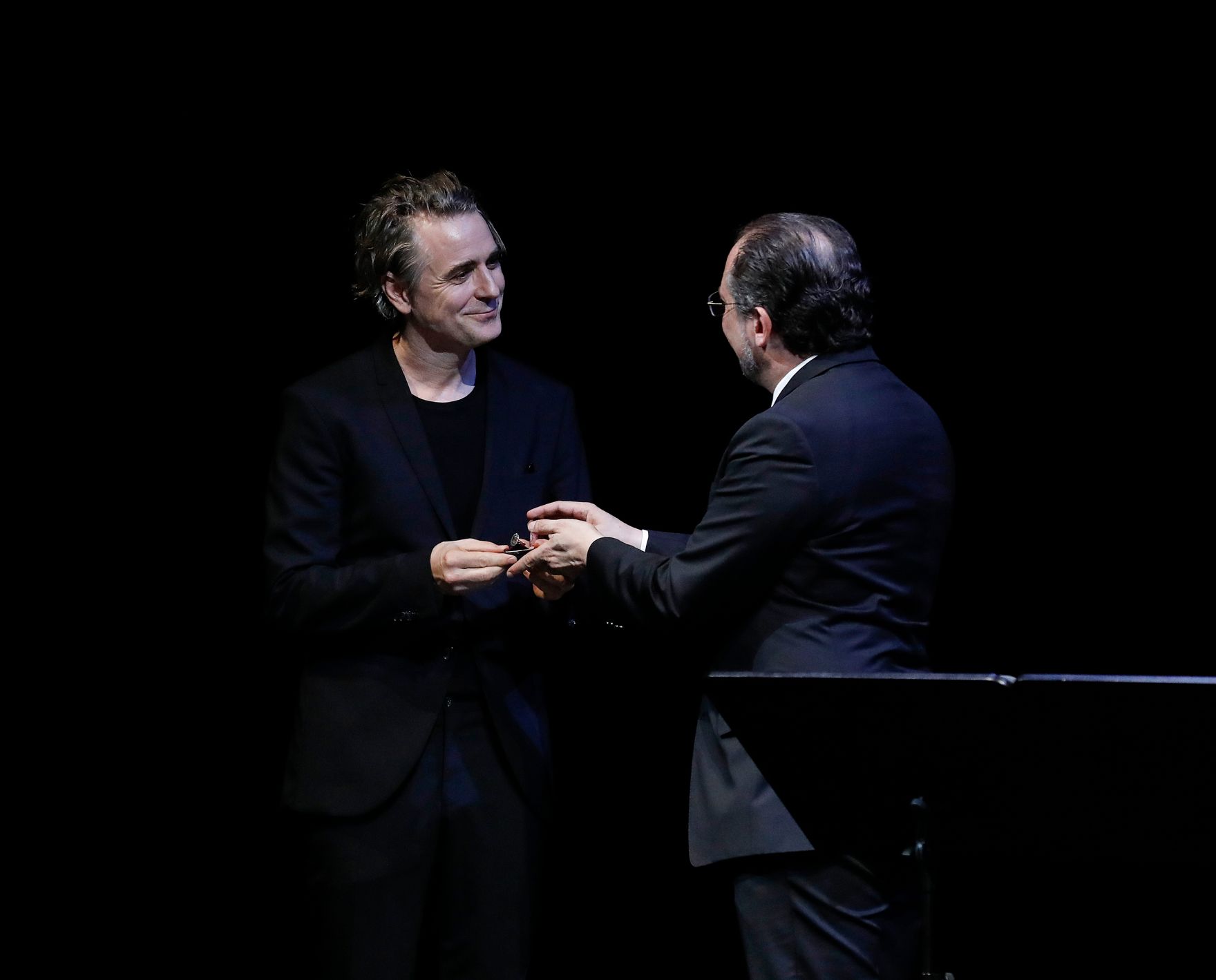 Am 16. Juni 2019 &uuml;berreichte Bundesminister Alexander Schallenberg (r.) den Iffland-Ring an Jens Harzer (l.).