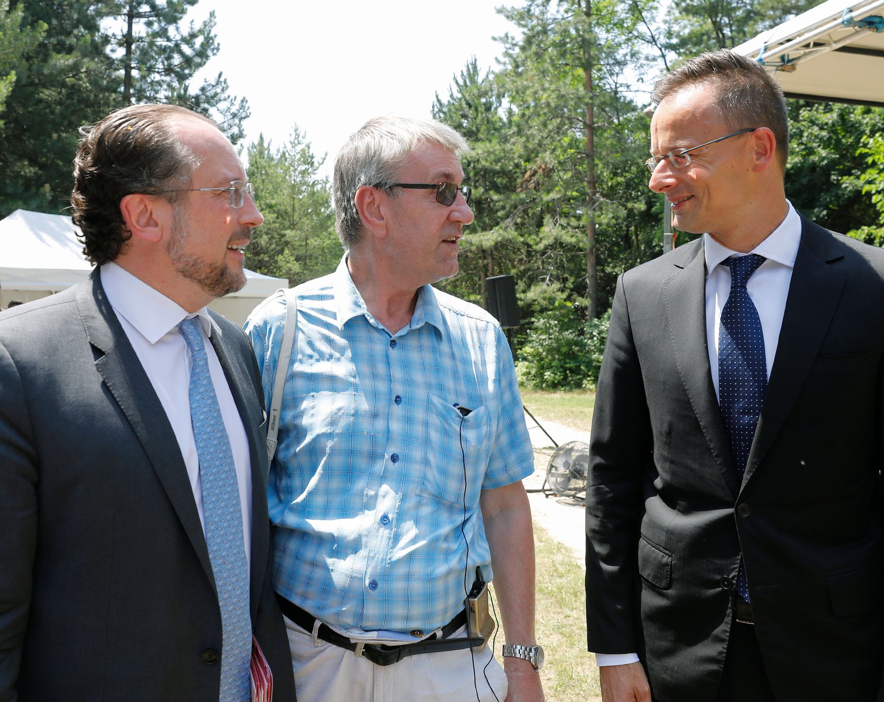 Am 27. Juni 2019 nahm Bundesminister Alexander Schallenberg (l.) an der Gedenkveranstaltung 30 Jahre Fall des Eisernen Vorhangs teil. Im Bild mit dem ungarischen Au&szlig;enminister P&eacute;ter Szijj&aacute;rt&oacute; (r.) und dem Fotografen Bernhard Holzner (m.).