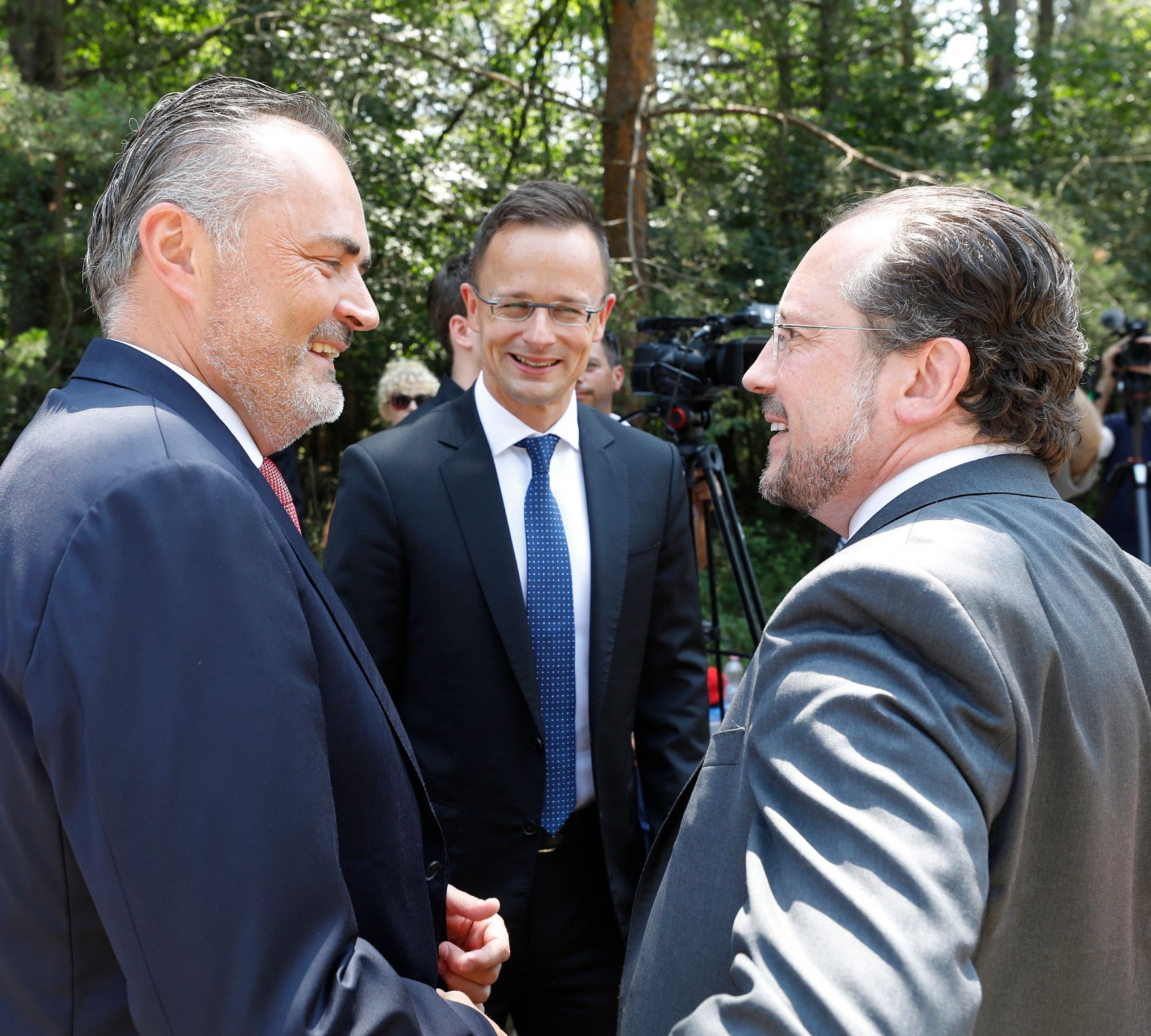 Am 27. Juni 2019 nahm Bundesminister Alexander Schallenberg (r.) an der Gedenkveranstaltung 30 Jahre Fall des Eisernen Vorhangs teil. Im Bild mit dem ungarischen Au&szlig;enminister P&eacute;ter Szijj&aacute;rt&oacute; (m.) und dem Landeshauptmann Hans Peter Doskozil (l.).