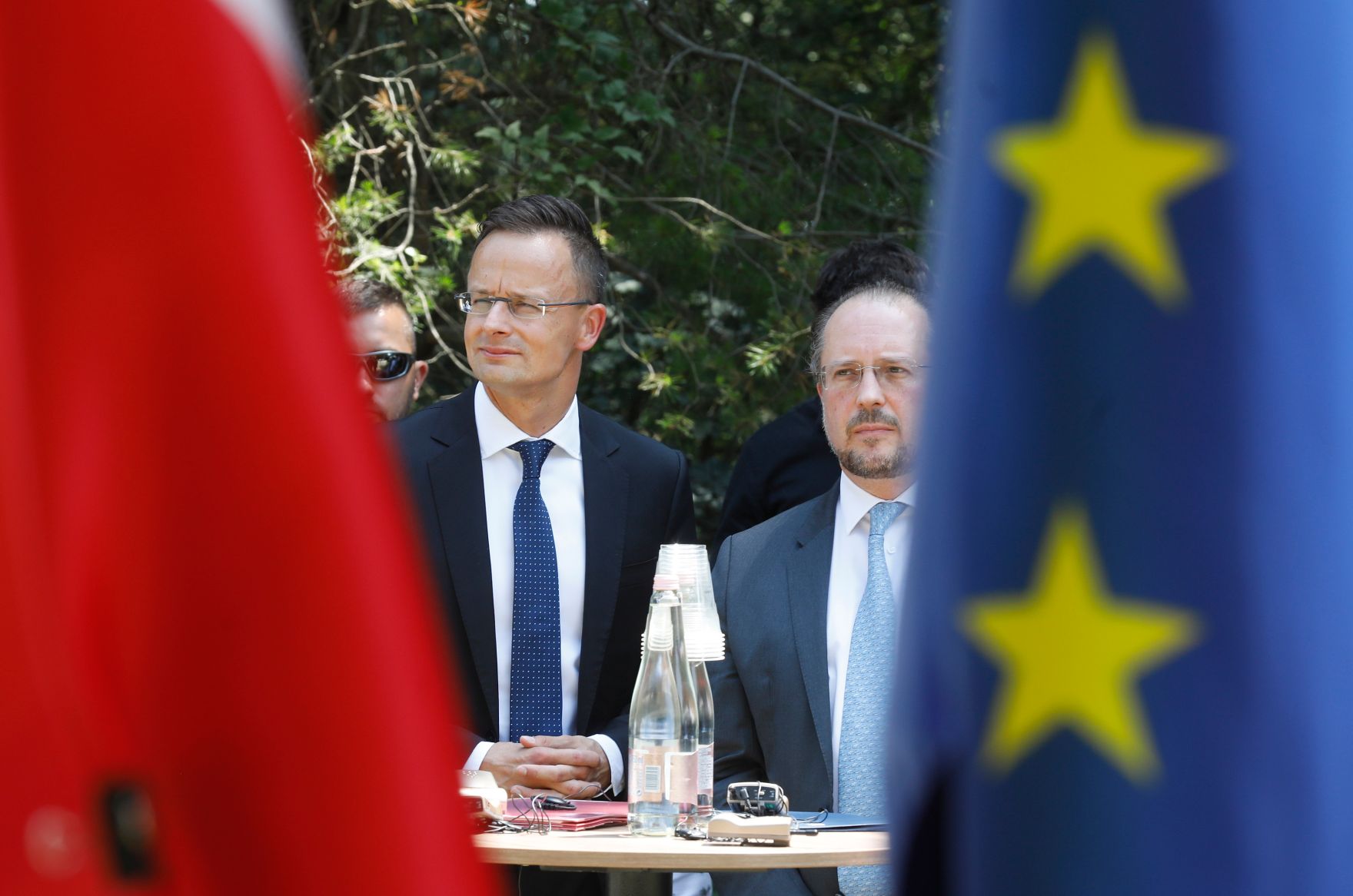 Am 27. Juni 2019 nahm Bundesminister Alexander Schallenberg (r.) an der Gedenkveranstaltung 30 Jahre Fall des Eisernen Vorhangs teil. Im Bild mit dem ungarischen Au&szlig;enminister P&eacute;ter Szijj&aacute;rt&oacute; (l.).