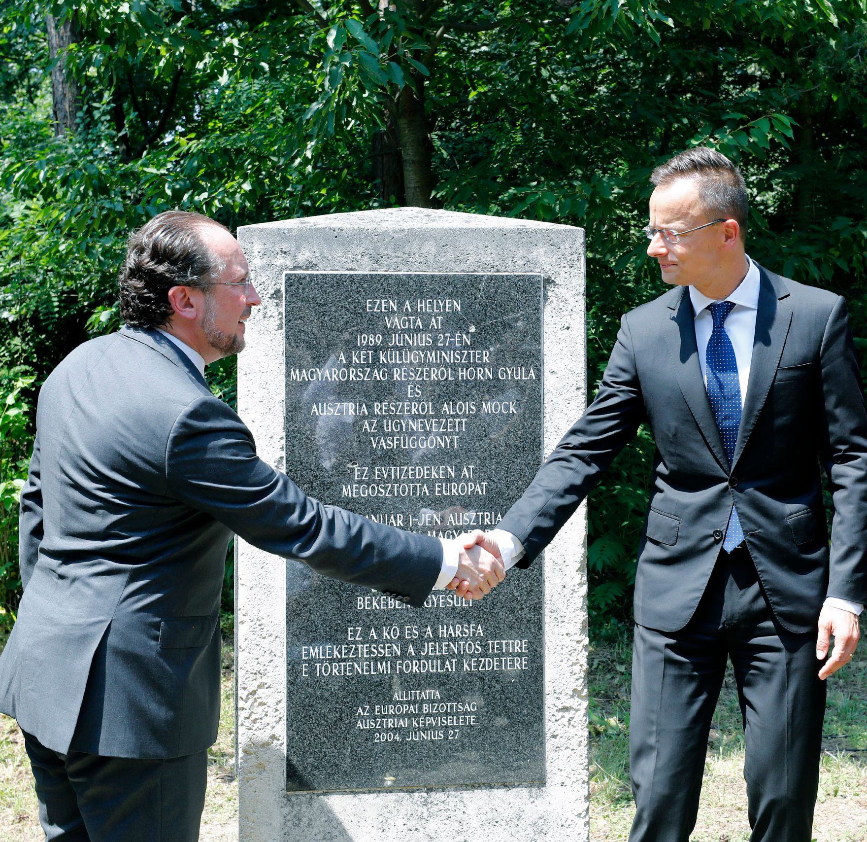 Am 27. Juni 2019 nahm Bundesminister Alexander Schallenberg (l.) an der Gedenkveranstaltung 30 Jahre Fall des Eisernen Vorhangs teil. Im Bild mit dem ungarischen Au&szlig;enminister P&eacute;ter Szijj&aacute;rt&oacute; (r.).