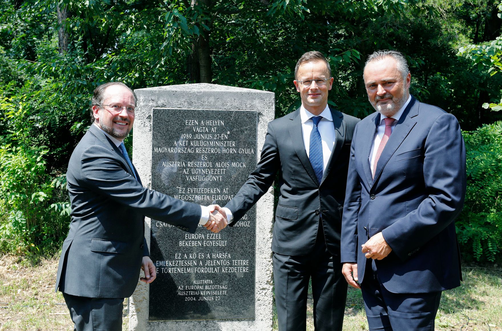Am 27. Juni 2019 nahm Bundesminister Alexander Schallenberg (l.) an der Gedenkveranstaltung 30 Jahre Fall des Eisernen Vorhangs teil. Im Bild mit dem ungarischen Au&szlig;enminister P&eacute;ter Szijj&aacute;rt&oacute; (m.) und dem Landeshauptmann Hans Peter Doskozil (r.).