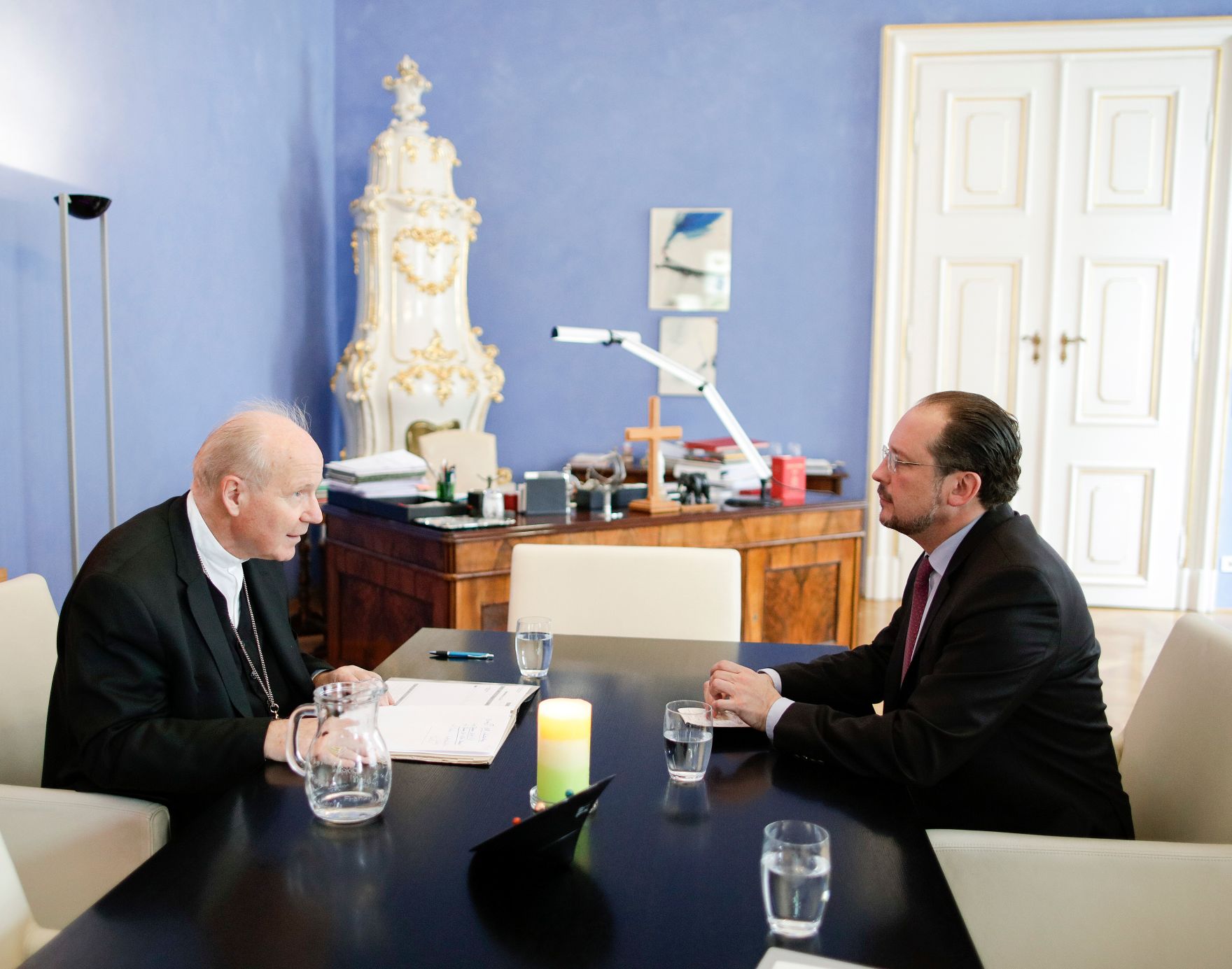 Am 10. Juli 2019 besuchte Bundesminister Alexander Schallenberg (r.) den Erzbischof von Wien, Kardinal Christoph Sch&ouml;nborn (l.).