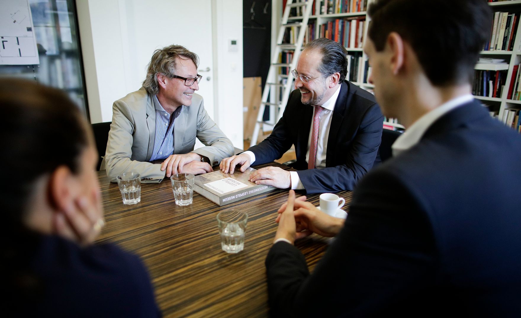 Am 16. Juli 2019 besuchte Bundesminister Alexander Schallenberg (m.r.) das Leopold Museum. Im Bild mit dem Direktor Hans Peter Wipplinger (m.l.).