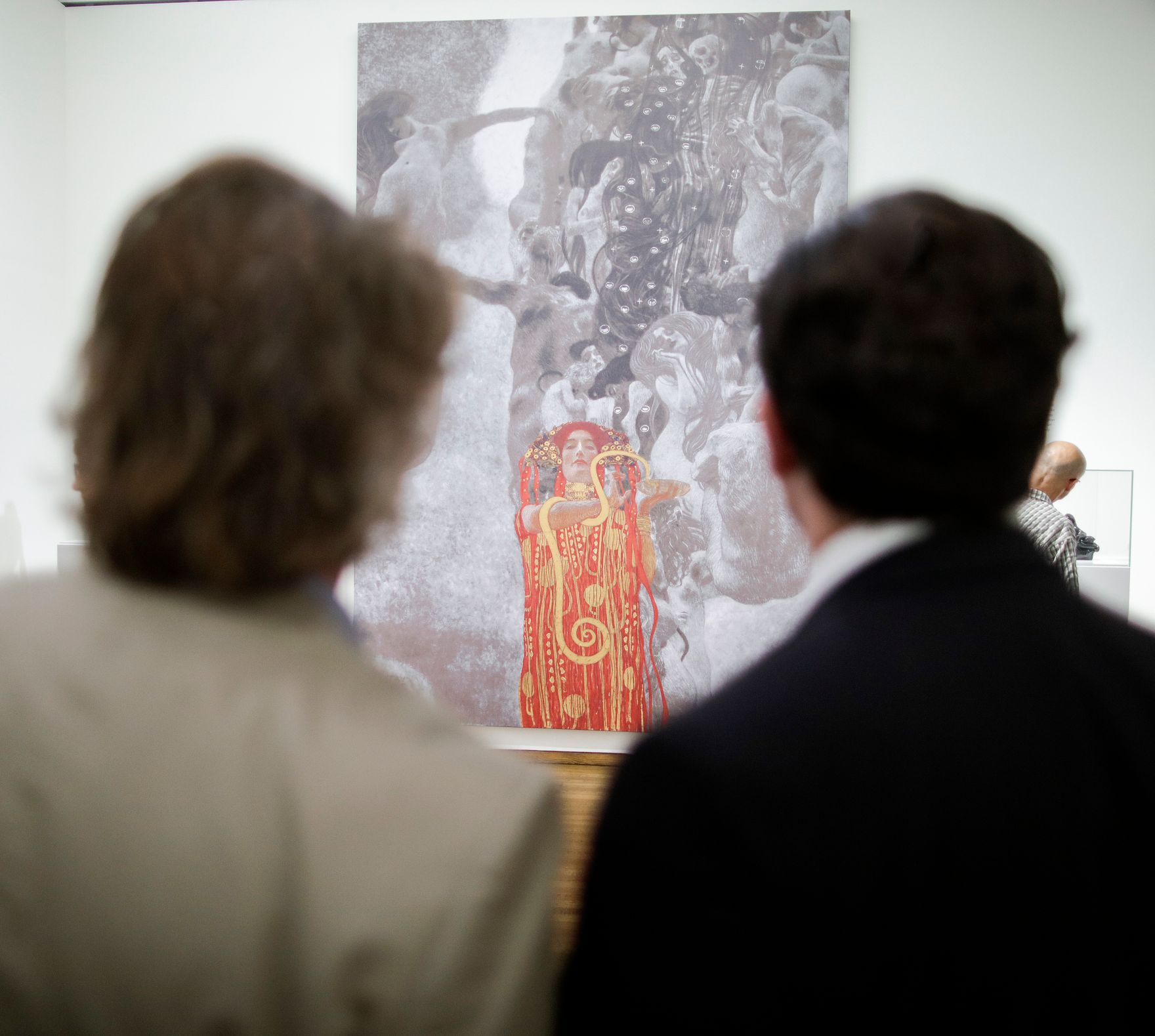 Am 16. Juli 2019 besuchte Bundesminister Alexander Schallenberg (r.) das Leopold Museum. Im Bild mit dem Direktor Hans Peter Wipplinger (l.).