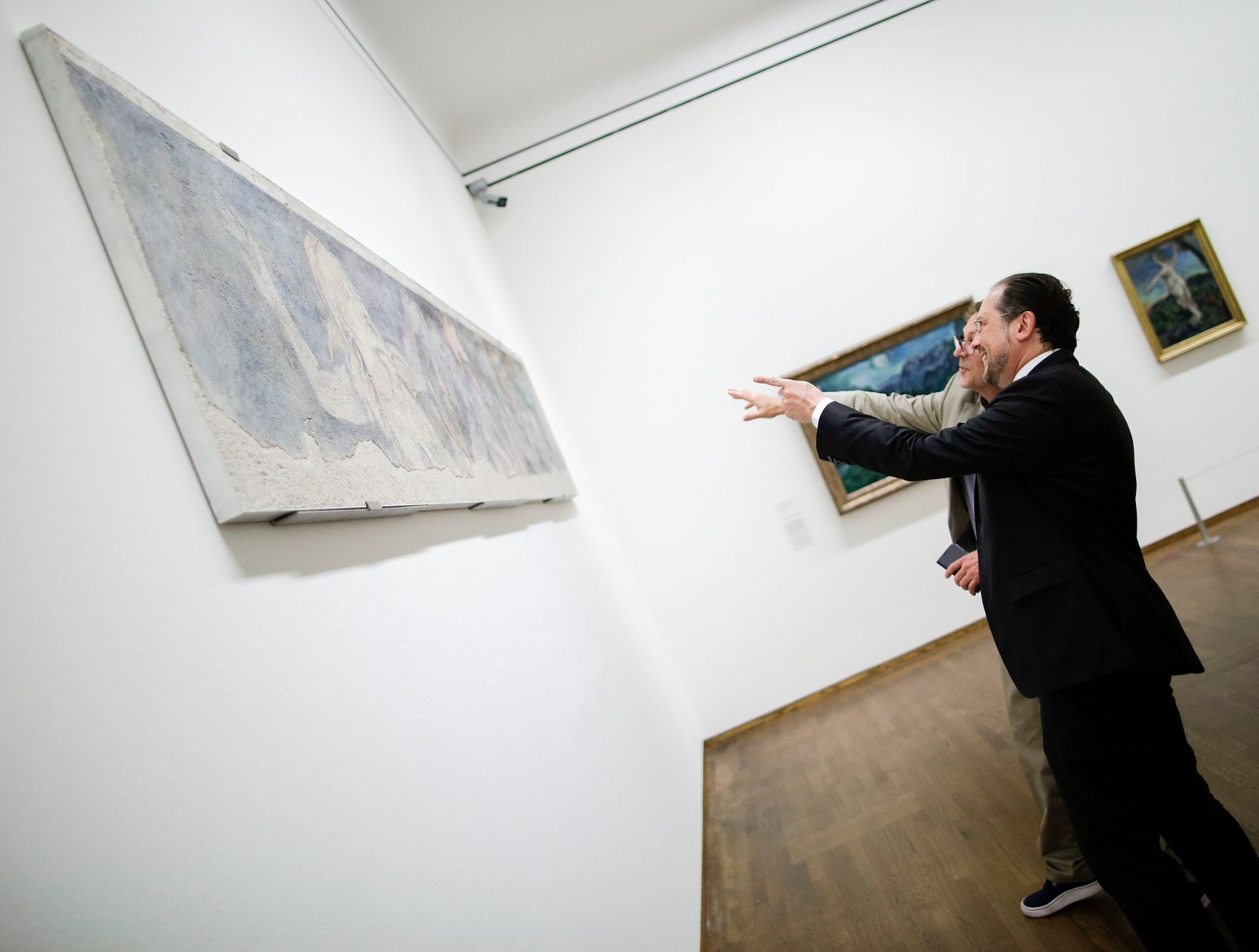 Am 16. Juli 2019 besuchte Bundesminister Alexander Schallenberg (r.) das Leopold Museum. Im Bild mit dem Direktor Hans Peter Wipplinger (l.).