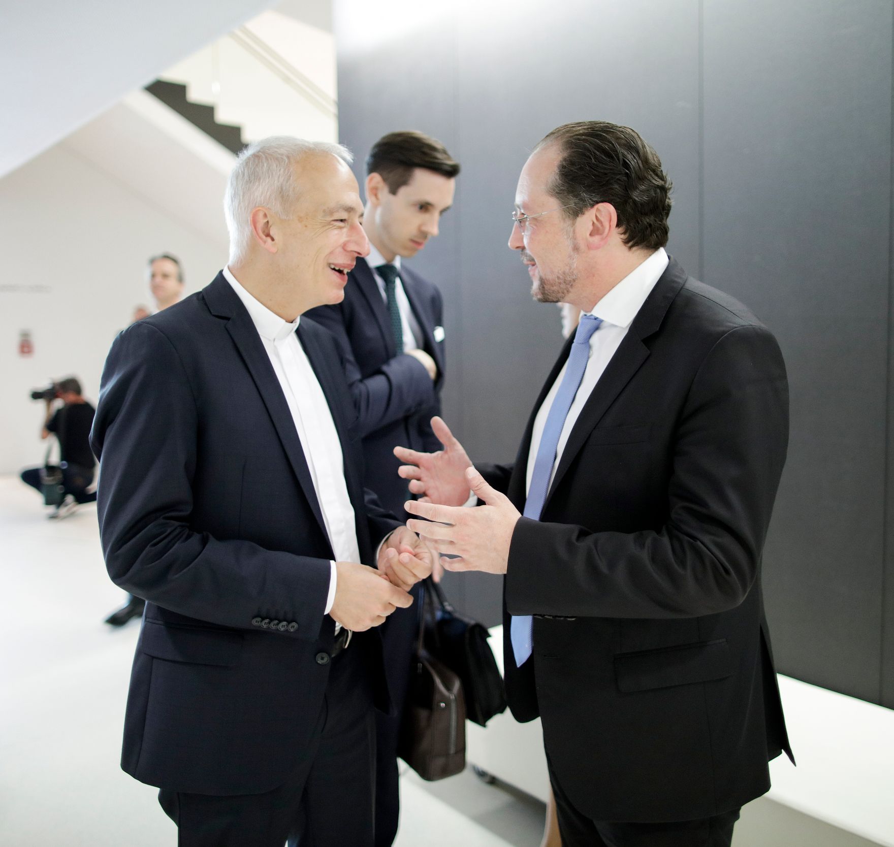 Am 17. Juli 2019 reiste Bundesminister Alexander Schallenberg (r.) anl&auml;sslich der Er&ouml;ffnung der Bregenzer Festspiele nach Bregenz. Im Bild mit dem Pr&auml;sidenten der Caritas Michael Landau (l.).