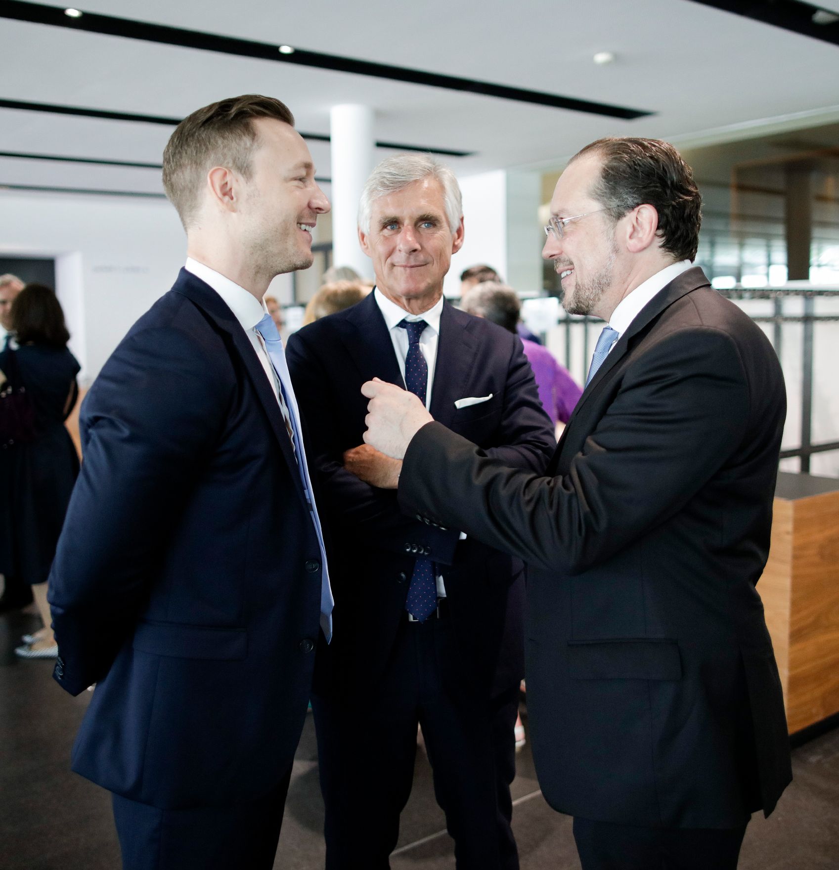Am 17. Juli 2019 reiste Bundesminister Alexander Schallenberg (r.) anl&auml;sslich der Er&ouml;ffnung der Bregenzer Festspiele nach Bregenz. Im Bild mit Gernot Bl&uuml;mel (l.)