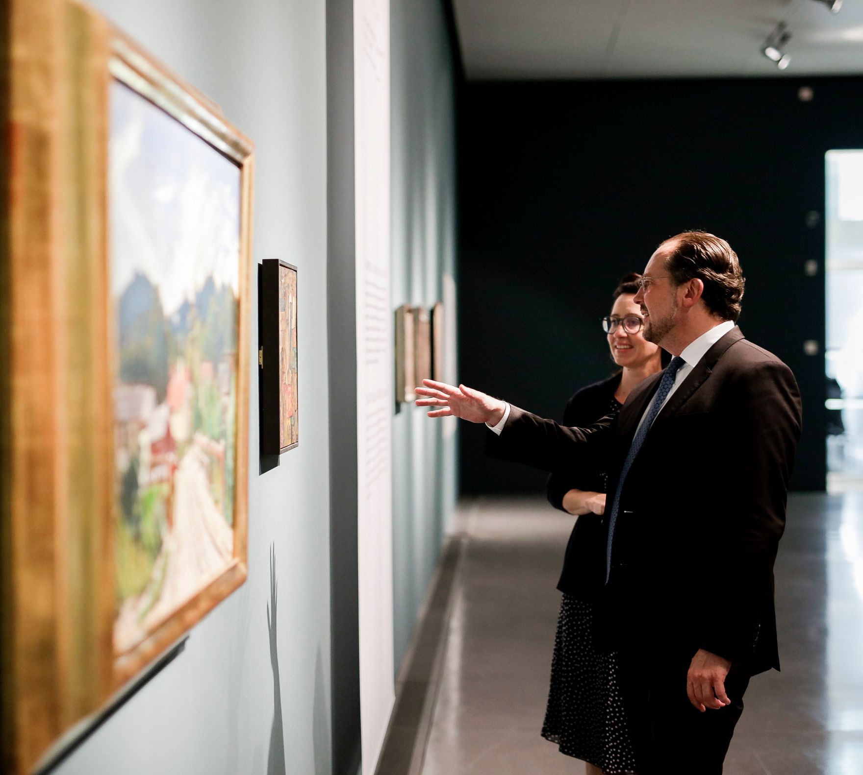 Am 26. Juli 2019 reisten Bundeskanzlerin Brigitte Bierlein und Bundesminister Alexander Schallenberg (r.) anl&auml;sslich der Er&ouml;ffnung der Salzburger Festspiele nach Salzburg. Im Bild bei der Besichtigung der Neuen Residenz.