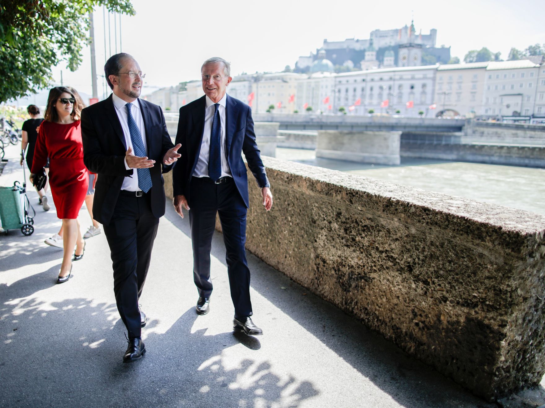 Am 26. Juli 2019 reisten Bundeskanzlerin Brigitte Bierlein und Bundesminister Alexander Schallenberg anl&auml;sslich der Er&ouml;ffnung der Salzburger Festspiele nach Salzburg. Im Bild Bundesminister Alexander Schallenberg (l.) mit dem Landeshauptmann von Salzburg Wilfried Haslauer (r.).