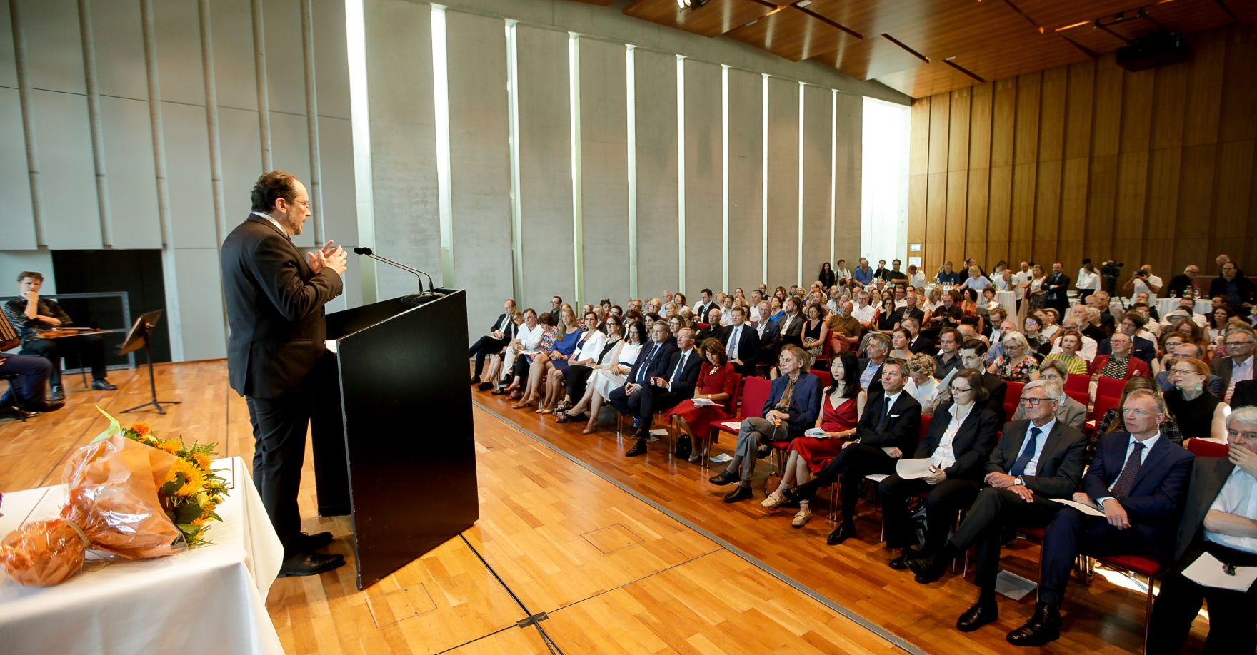 Am 26. Juli 2019 reisten Bundeskanzlerin Brigitte Bierlein und Bundesminister Alexander Schallenberg (l.) anl&auml;sslich der Er&ouml;ffnung der Salzburger Festspiele nach Salzburg. Im Bild bei der &Uuml;berreichung des &Ouml;sterreichischen Staatspreises f&uuml;r europ&auml;ische Literatur an Michel Houellebecq.