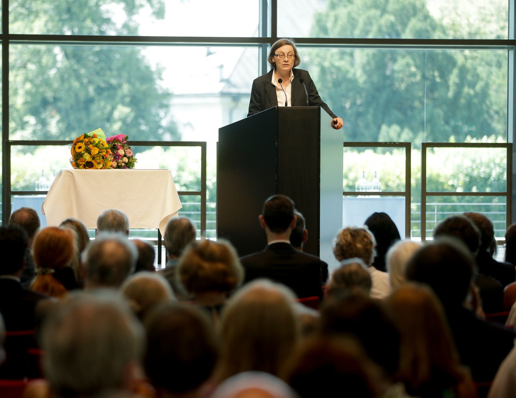 Am 26. Juli 2019 reisten Bundeskanzlerin Brigitte Bierlein und Bundesminister Alexander Schallenberg anl&auml;sslich der Er&ouml;ffnung der Salzburger Festspiele nach Salzburg. Im Bild bei der &Uuml;berreichung des &Ouml;sterreichischen Staatspreises f&uuml;r europ&auml;ische Literatur an Michel Houellebecq.