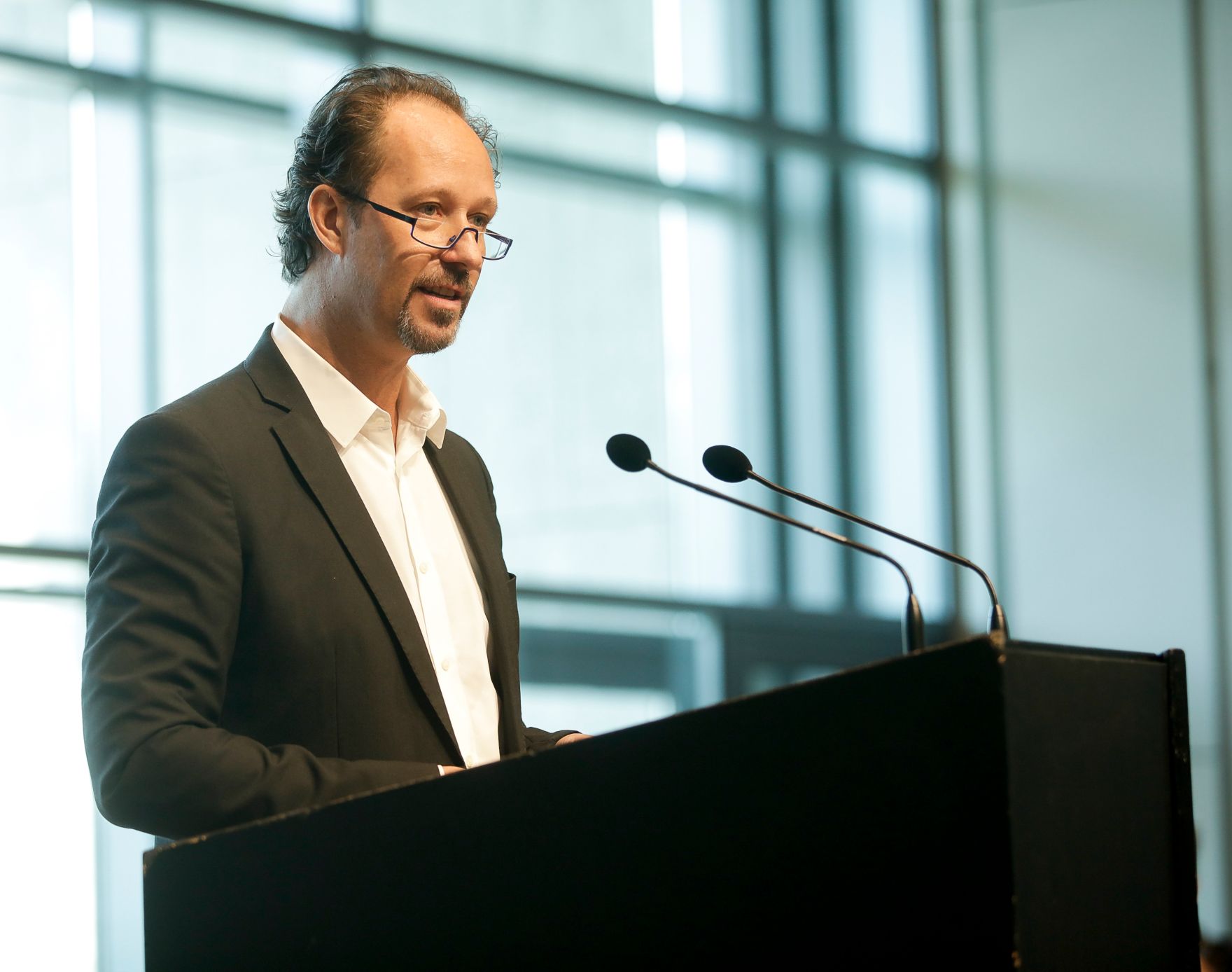 Am 26. Juli 2019 reisten Bundeskanzlerin Brigitte Bierlein und Bundesminister Alexander Schallenberg anl&auml;sslich der Er&ouml;ffnung der Salzburger Festspiele nach Salzburg. Im Bild bei der &Uuml;berreichung des &Ouml;sterreichischen Staatspreises f&uuml;r europ&auml;ische Literatur an Michel Houellebecq.