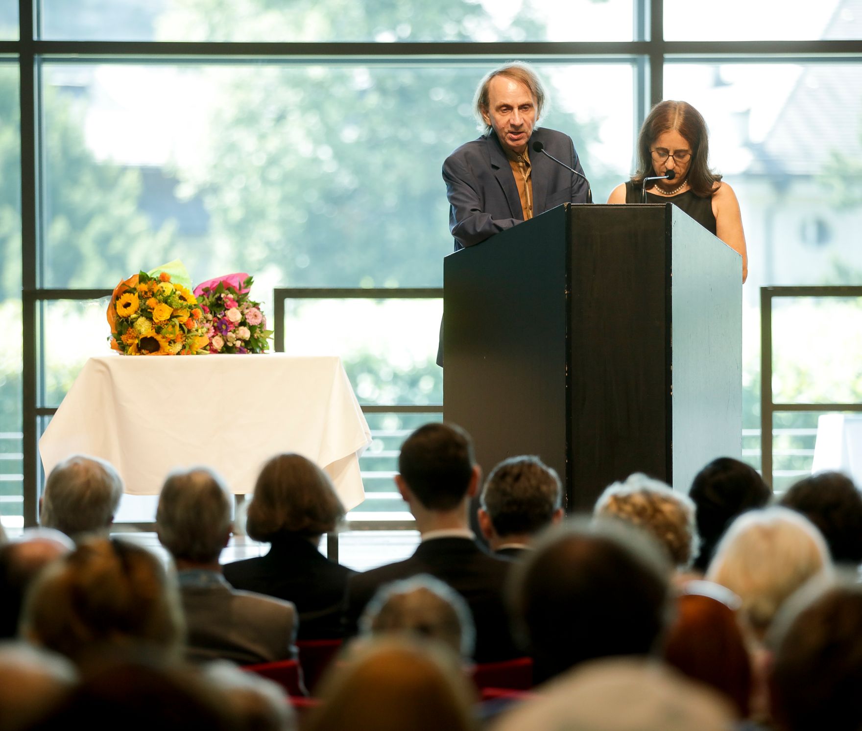 Am 26. Juli 2019 reisten Bundeskanzlerin Brigitte Bierlein und Bundesminister Alexander Schallenberg anl&auml;sslich der Er&ouml;ffnung der Salzburger Festspiele nach Salzburg. Im Bild bei der &Uuml;berreichung des &Ouml;sterreichischen Staatspreises f&uuml;r europ&auml;ische Literatur an Michel Houellebecq.