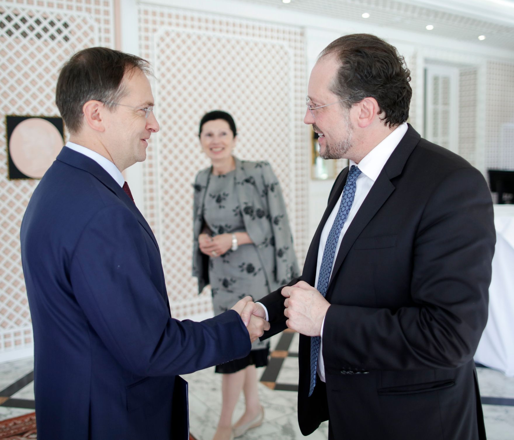 Am 26. Juli 2019 reisten Bundeskanzlerin Brigitte Bierlein und Bundesminister Alexander Schallenberg anl&auml;sslich der Er&ouml;ffnung der Salzburger Festspiele nach Salzburg. Im Bild Bundesminister Alexander Schallenberg (r.) mit dem russischen Kulturminister Wladimir Rostislawowitsch Medinski (l.).