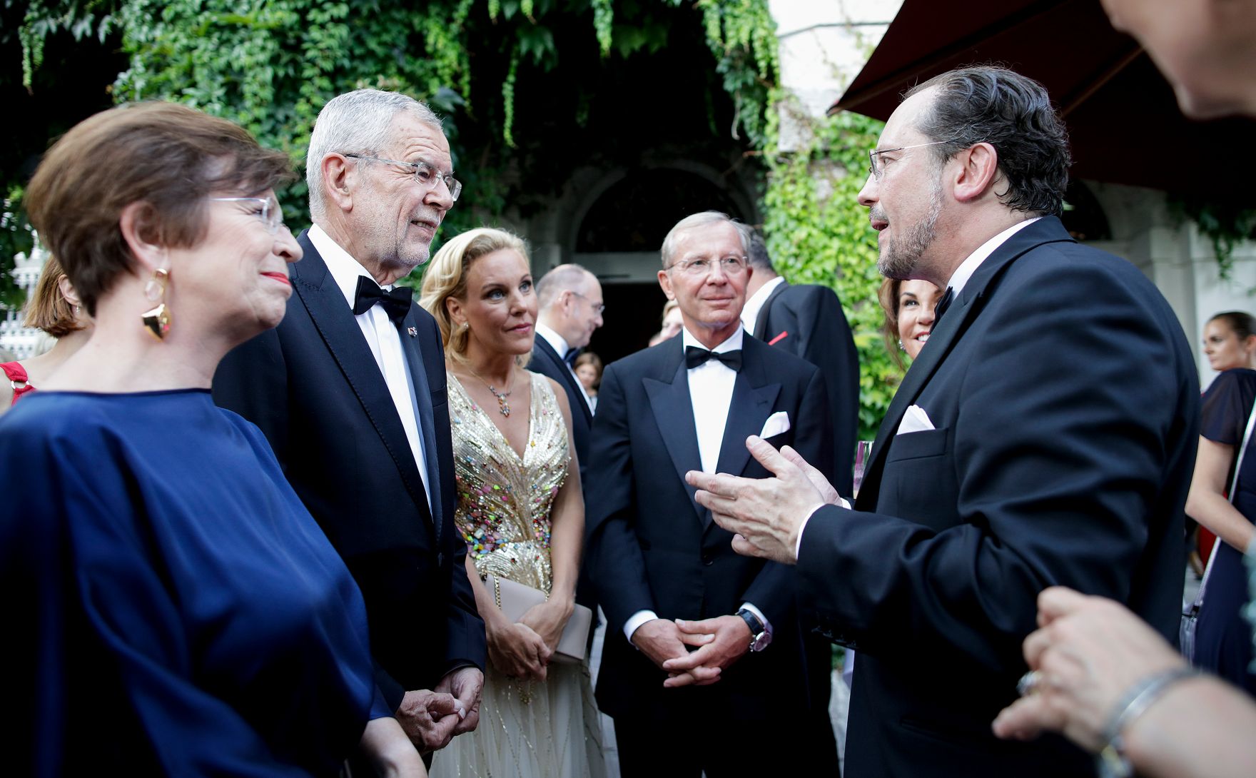 Am 26. Juli 2019 reisten Bundeskanzlerin Brigitte Bierlein und Bundesminister Alexander Schallenberg anl&auml;sslich der Er&ouml;ffnung der Salzburger Festspiele nach Salzburg. Im Bild (v.r.n.l.) Bundesminister Alexander Schallenberg mit Bundeskanzlerin Brigitte Bierlein, Landeshauptmann von Salzburg Wilfried Haslauer und Gattin, Bundespr&auml;sident Alexander Van der Bellen und Doris Schmidauer.