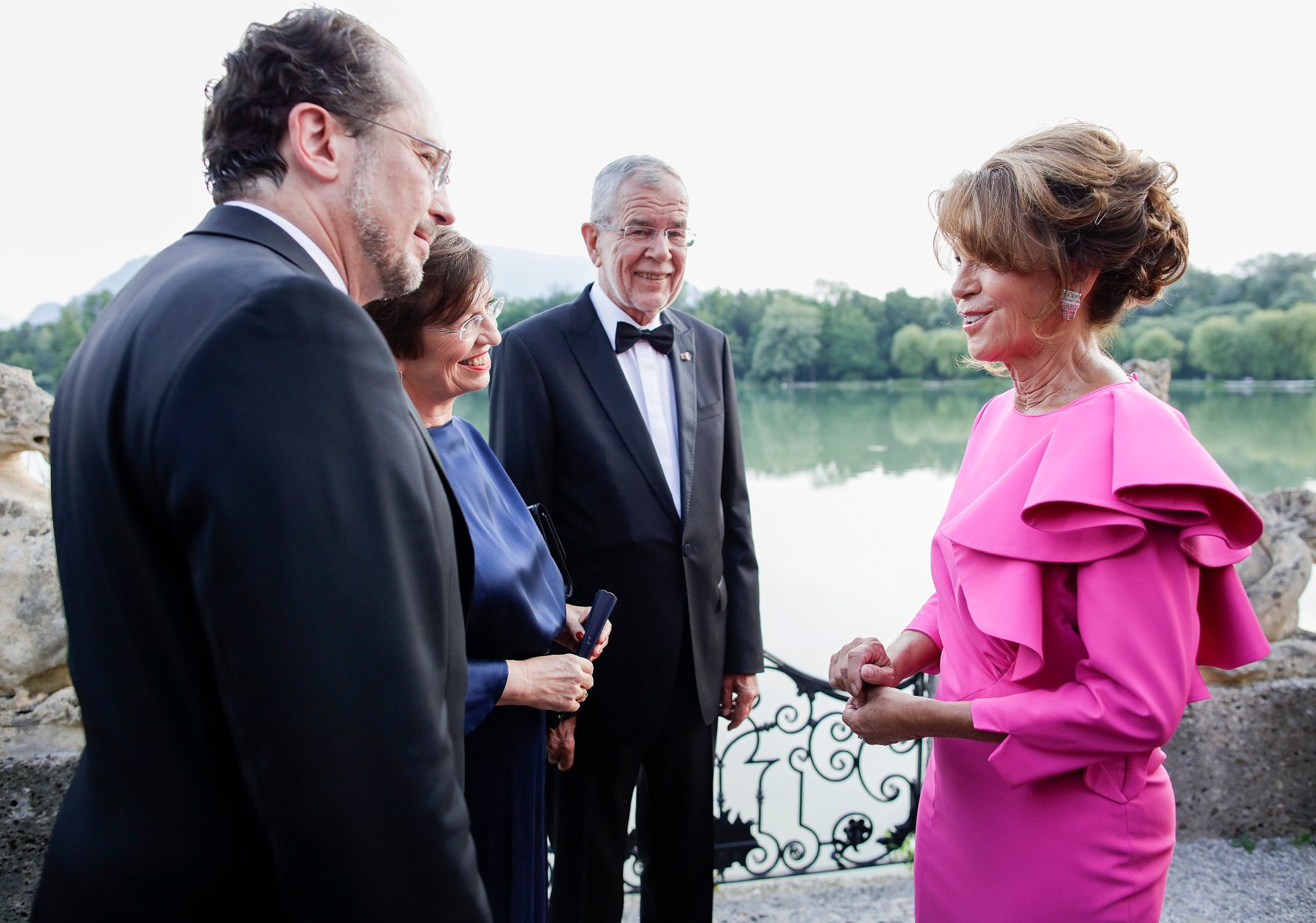 Am 26. Juli 2019 reisten Bundeskanzlerin Brigitte Bierlein und Bundesminister Alexander Schallenberg anl&auml;sslich der Er&ouml;ffnung der Salzburger Festspiele nach Salzburg. Im Bild (v.r.n.l.) Bundeskanzlerin Brigitte Bierlein mit Bundespr&auml;sident Alexander Van der Bellen, Doris Schmidauer und Bundesminister Alexander Schallenberg.