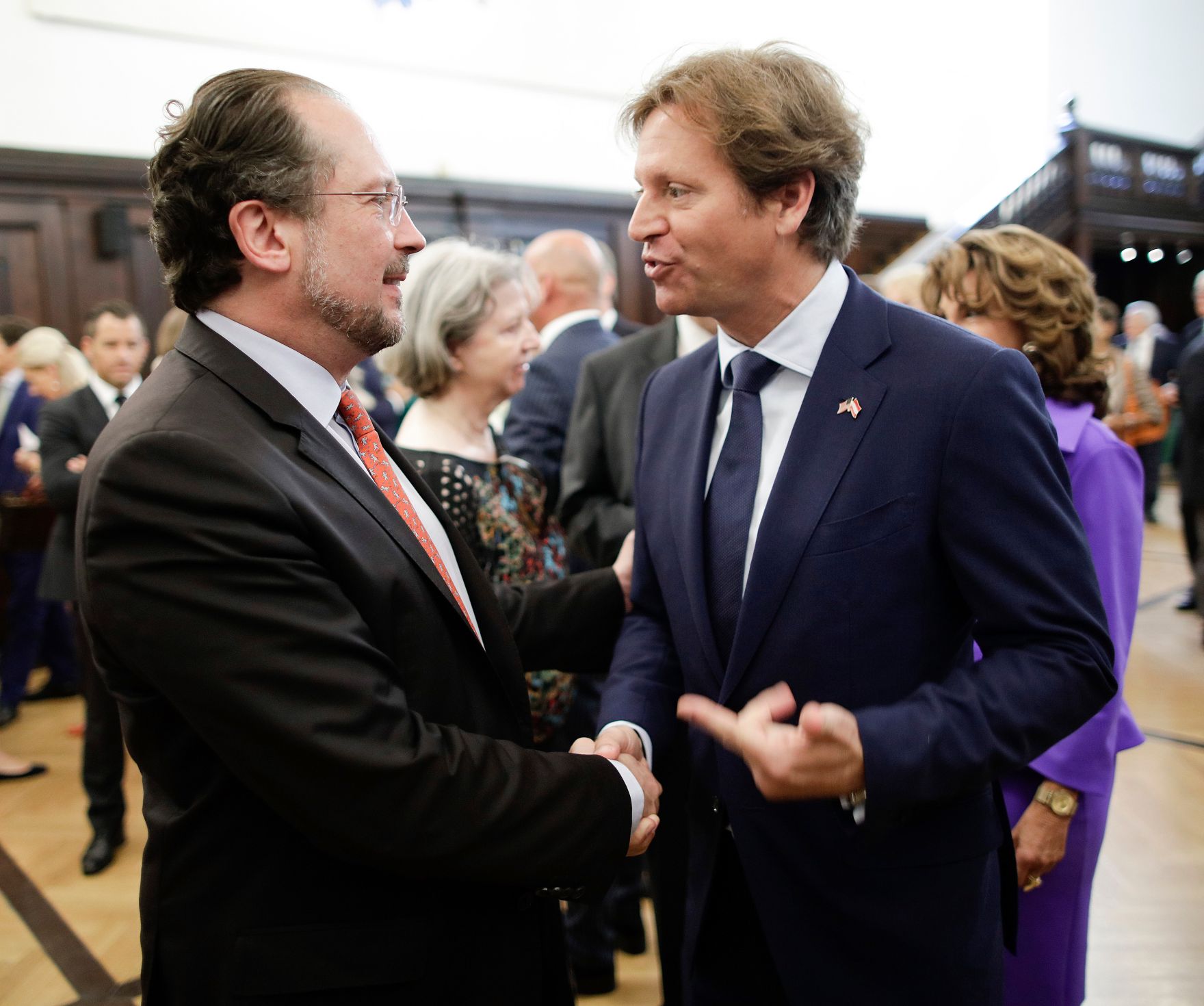 Am 27. Juli 2019 besuchten Bundeskanzlerin Brigitte Bierlein und Bundesminister Alexander Schallenberg (l.) die Er&ouml;ffnung der Salzburger Festspiele in Salzburg. Im Bild mit dem amerikanischen Botschafter Trevor Traina (r.).