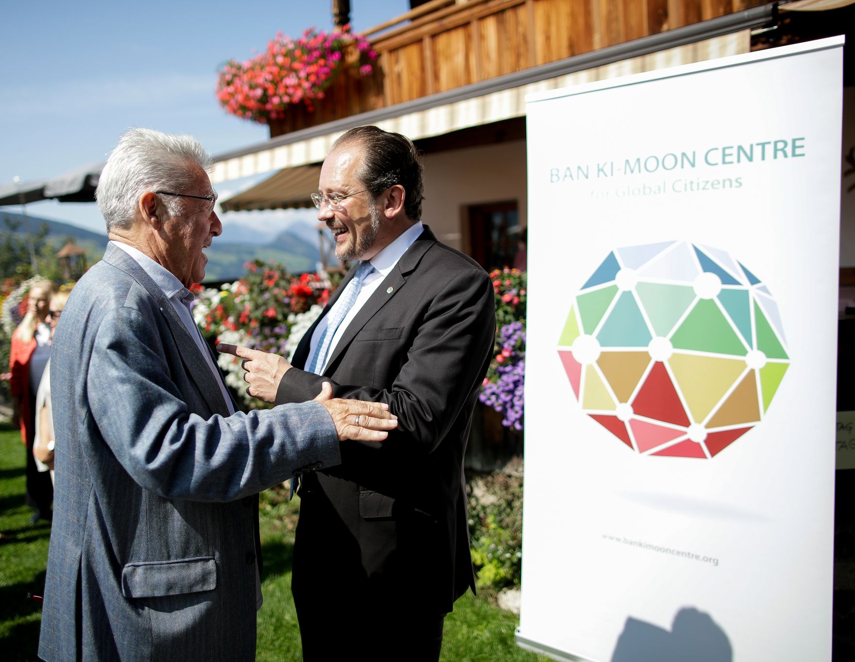 Am 26. August 2019 nahm Bundesminister Alexander Schallenberg (r.) am Forum Alpbach teil. Im Bild mit Heinz Fischer (l.) beim High-Level Retreat &ldquo;Promoting the SDGs in Europe&rdquo;.