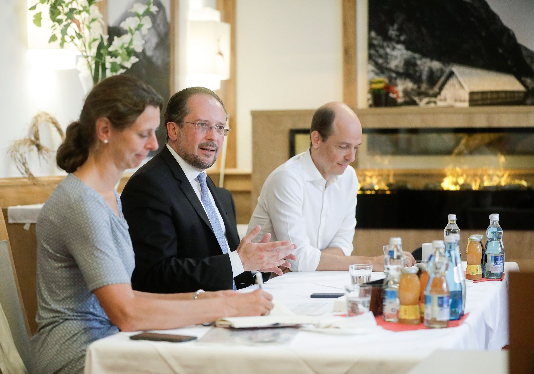 Am 26. August 2019 nahm Bundesminister Alexander Schallenberg (.2.v.l.) am Forum Alpbach teil. Im Bild mit ADA-Stipendiaten.