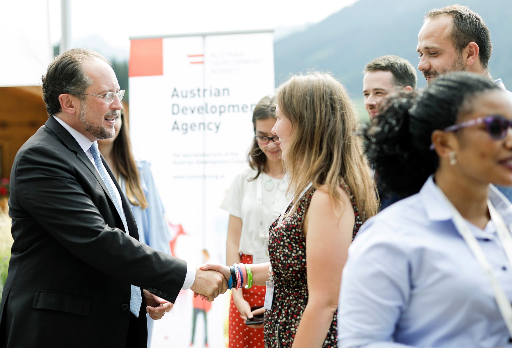 Am 26. August 2019 nahm Bundesminister Alexander Schallenberg (.l.) am Forum Alpbach teil. Im Bild mit ADA-Stipendiaten.