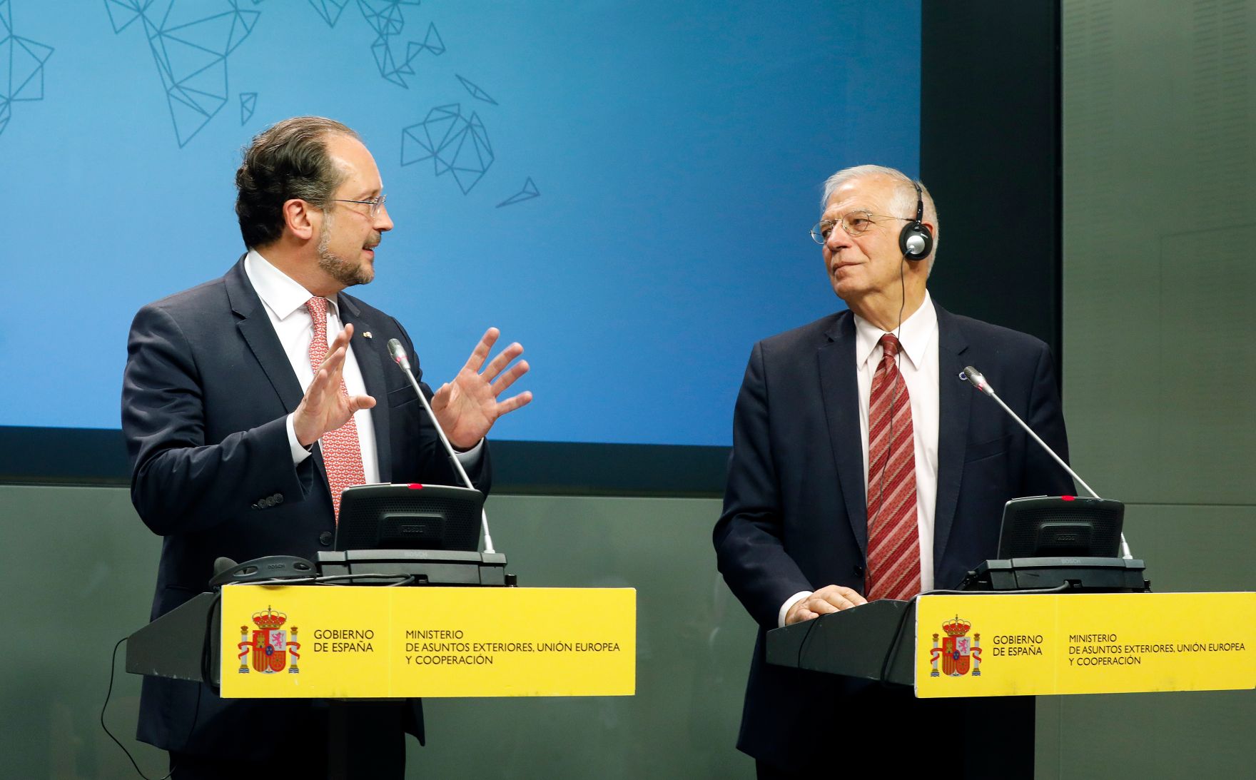 Am 5. September 2019 trifft Bundesminister Alexander Schallenberg (l.) den spanischen Au&szlig;enminister Josep Borrell (r.).