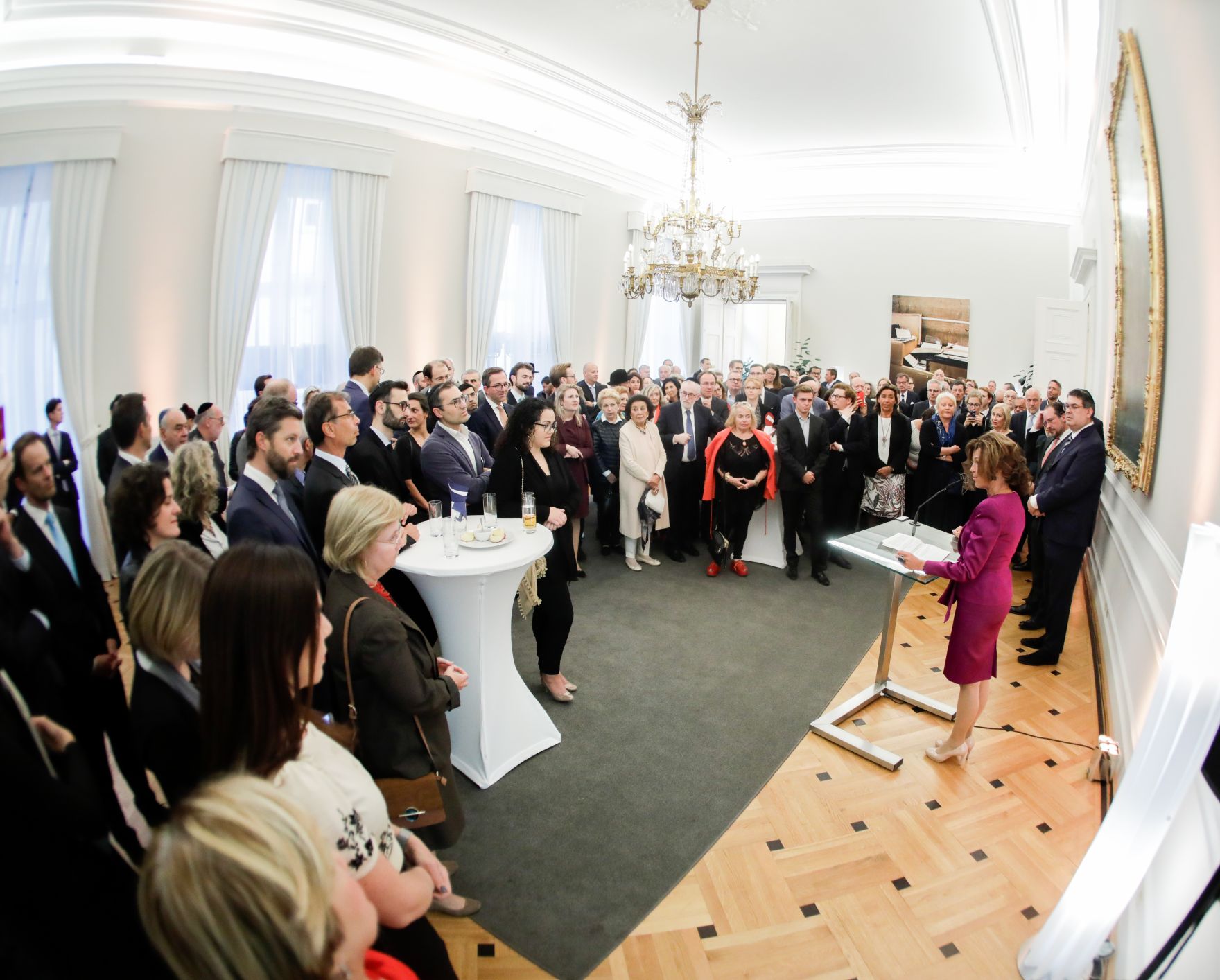 Am 19. September 2019 lud Bundeskanzlerin Brigitte Bierlein gemeinsam mit Bundesminister Alexander Schallenberg zum Empfang zu Rosch Ha Schana ins Bundeskanzleramt ein.