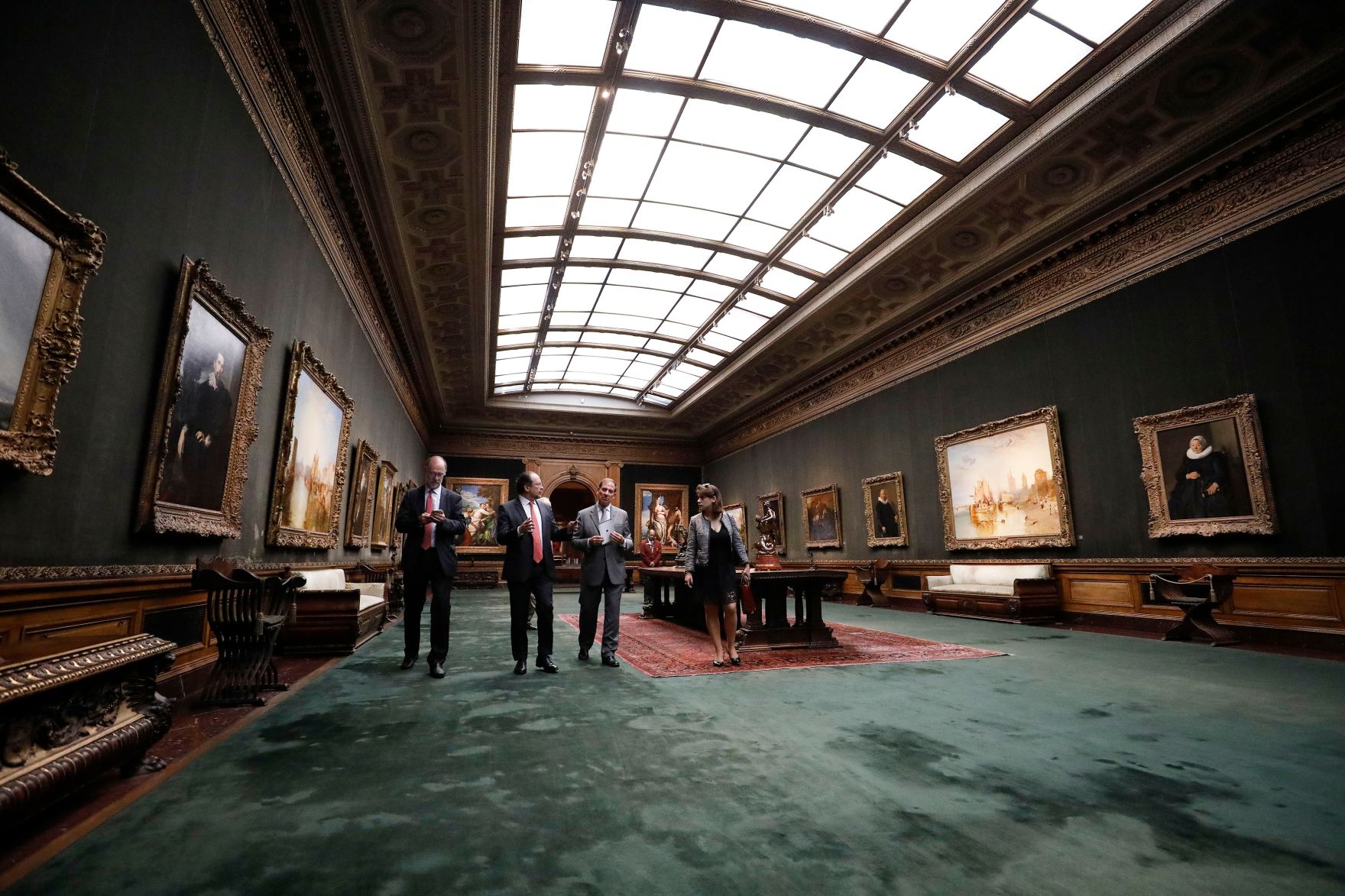 Am 2. Oktober 2019 besuchte Bundesminister Alexander Schallenberg (2.v.l.) New York. Im Bild bei dem Besuch des Museums "The Frick Collection".