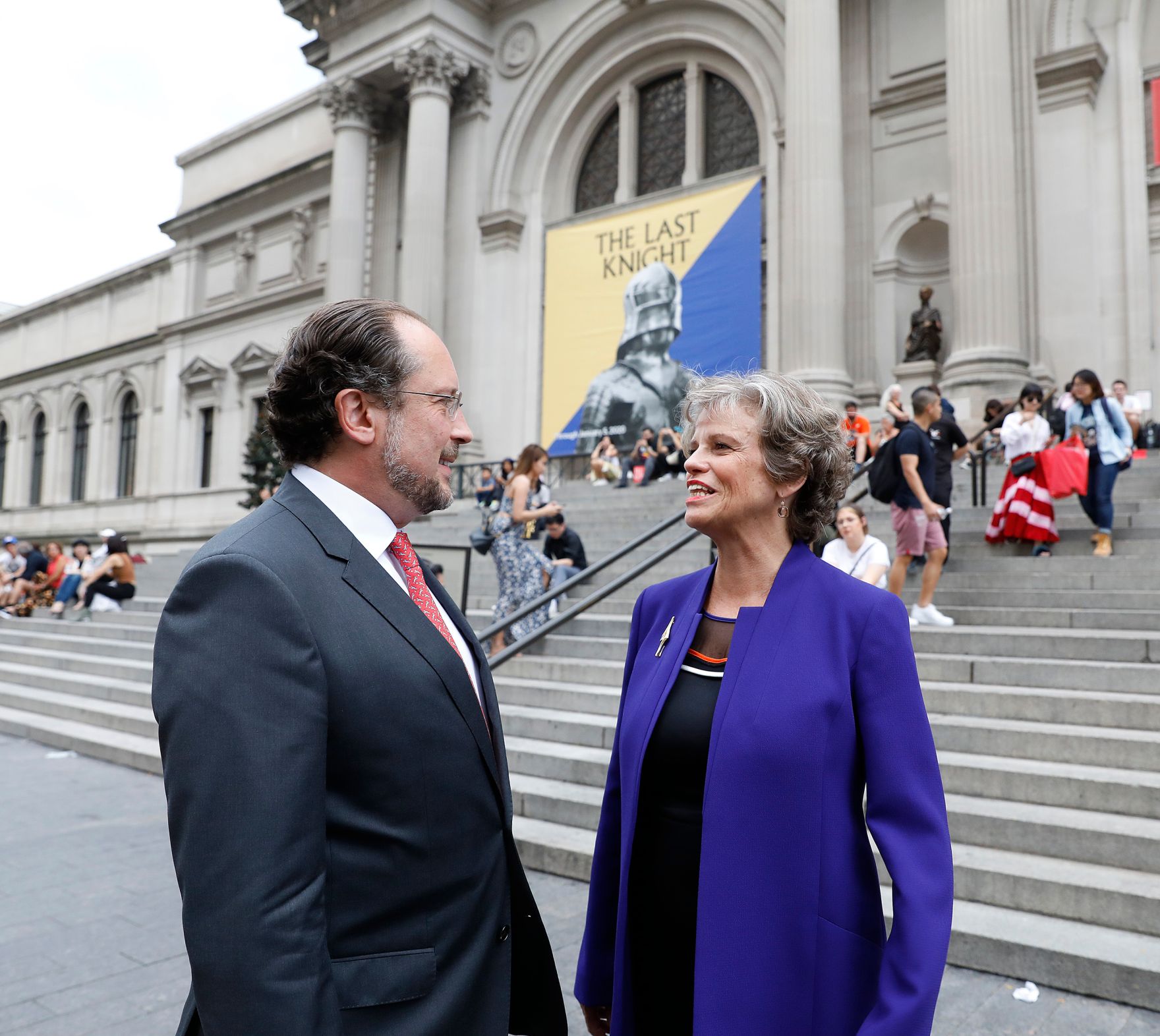 Am 2. Oktober 2019 besuchte Bundesminister Alexander Schallenberg (l.) New York. Im Bild bei der Er&ouml;ffnung der Ausstellung &bdquo;The Last Knight&ldquo; im Metropolitan Museum of Art mit Sabine Haag (r.).
