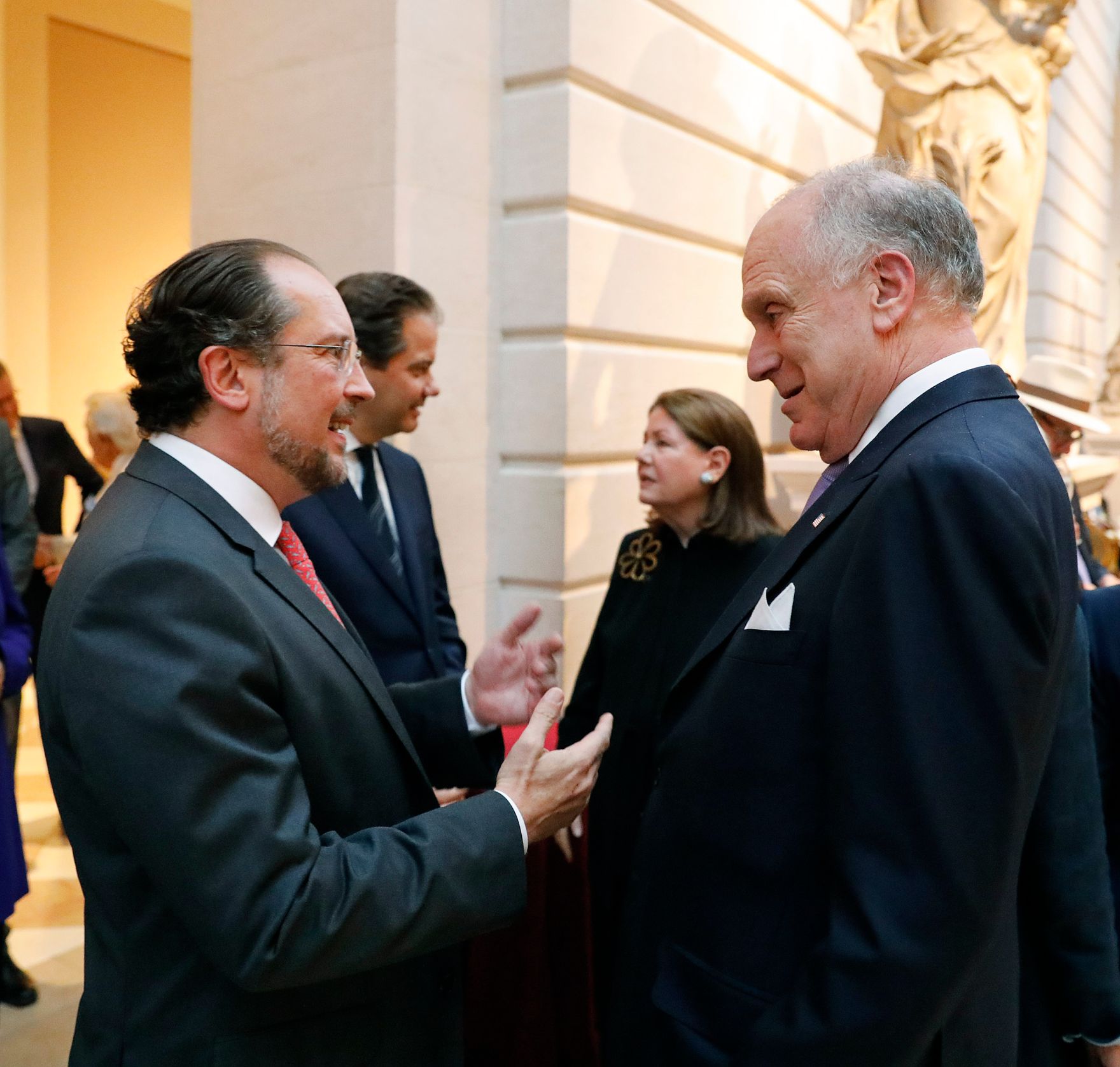 Am 2. Oktober 2019 besuchte Bundesminister Alexander Schallenberg (l.) New York. Im Bild bei der Er&ouml;ffnung der Ausstellung &bdquo;The Last Knight&ldquo; im Metropolitan Museum of Art mit Ronald Lauder (r.).
