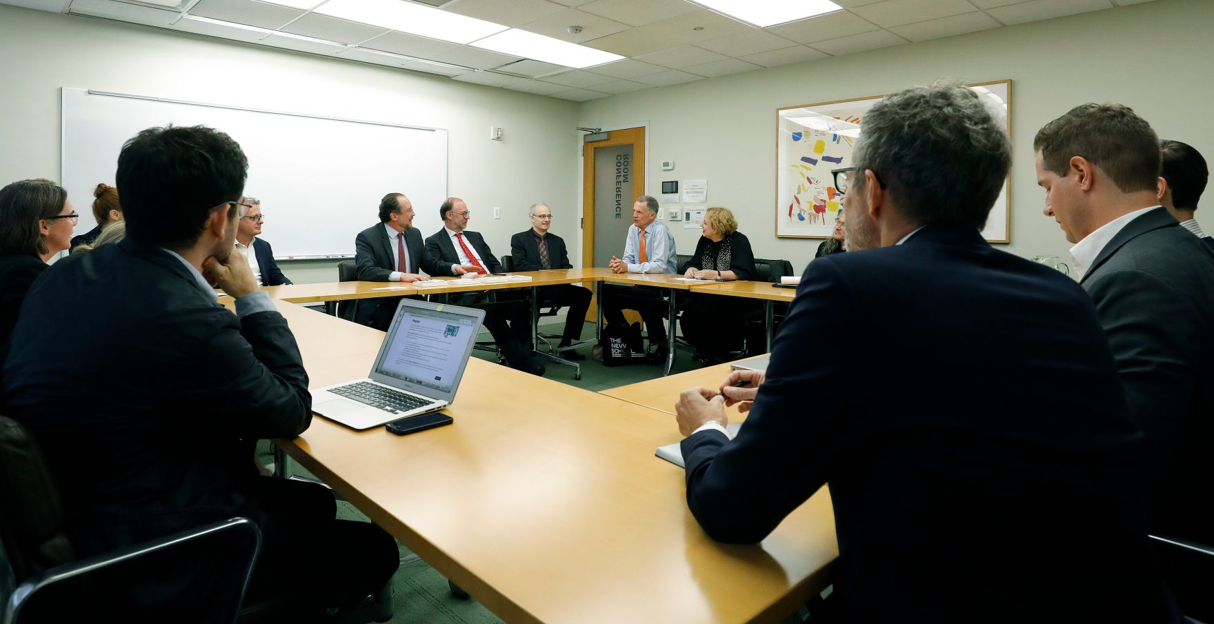 Am 3. Oktober 2019 besuchte Bundesminister Alexander Schallenberg (r.) New York. Im Bild bei dem Besuch "The New School" im Austausch mit "Innovation Labs".