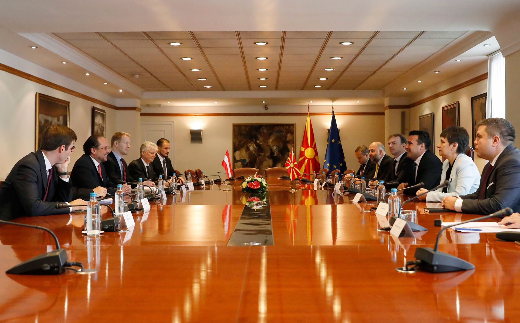 Am 7. Oktober 2019 besuchte Bundesminister Alexander Schallenberg (2.v.l.) Skopje. Im Bild bei dem Arbeitsgespr&auml;ch mit Zoran Zaev, Ministerpr&auml;sident Nordmazedoniens (3.v.r.).