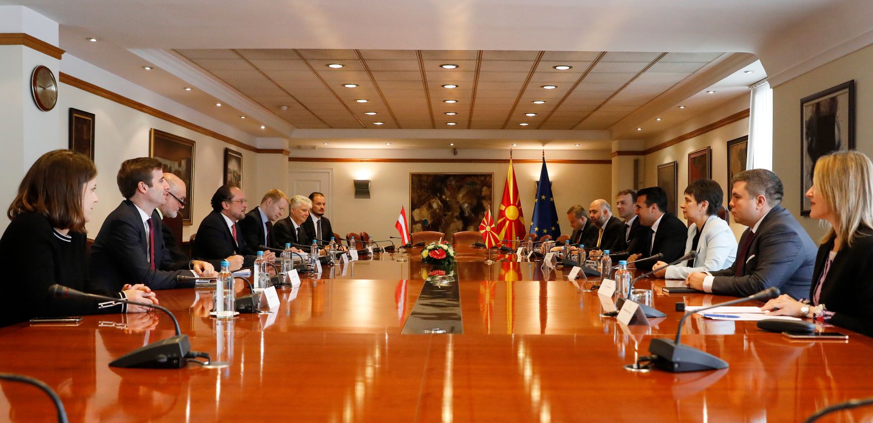 Am 7. Oktober 2019 besuchte Bundesminister Alexander Schallenberg (4.v.l.) Skopje. Im Bild bei dem Arbeitsgespr&auml;ch mit Zoran Zaev, Ministerpr&auml;sident Nordmazedoniens (4.v.r.).