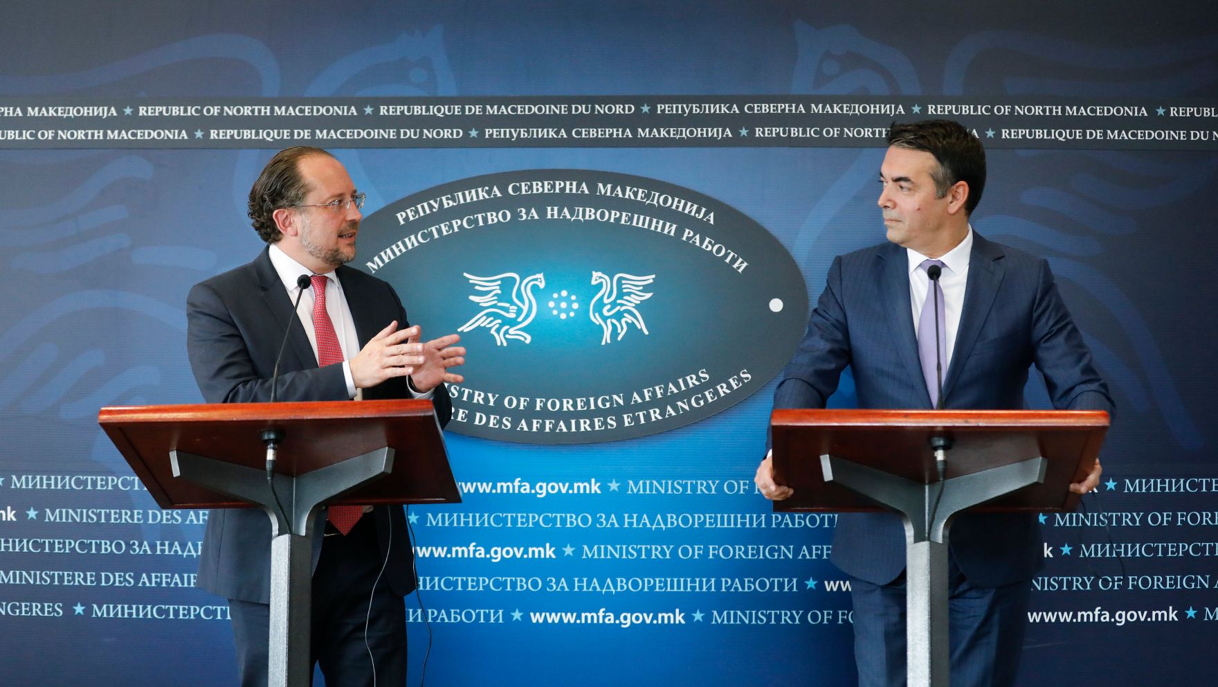 Am 7. Oktober 2019 besuchte Bundesminister Alexander Schallenberg (l.) Skopje. Im Bild bei dem Arbeitsgespr&auml;ch mit Nikola Dimitrov, Au&szlig;enminister Nordmazedoniens (r.).