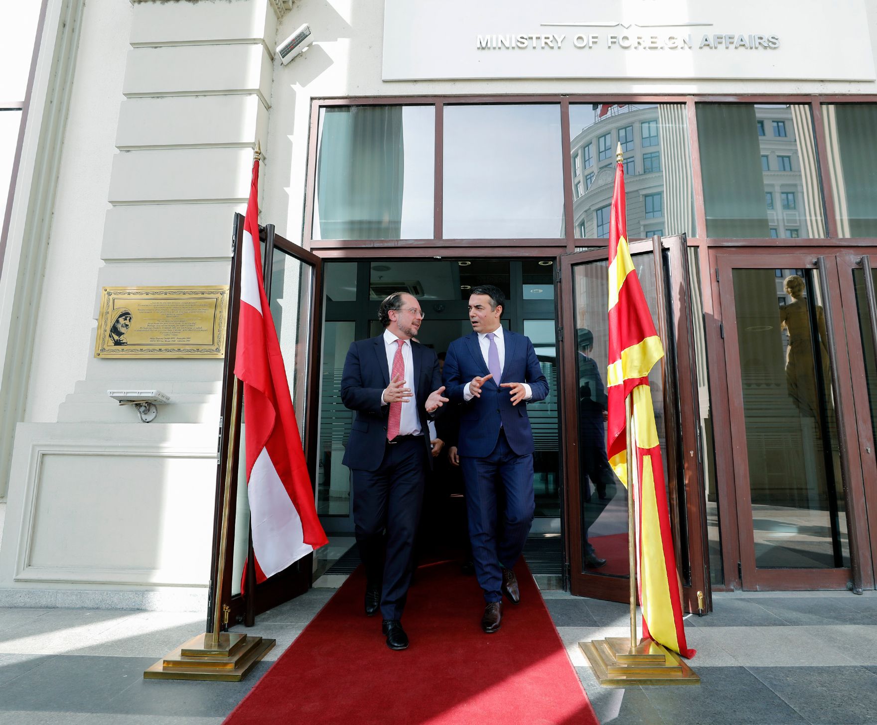 Am 7. Oktober 2019 besuchte Bundesminister Alexander Schallenberg (l.) Skopje. Im Bild bei dem Arbeitsgespr&auml;ch mit Nikola Dimitrov, Au&szlig;enminister Nordmazedoniens (r.).