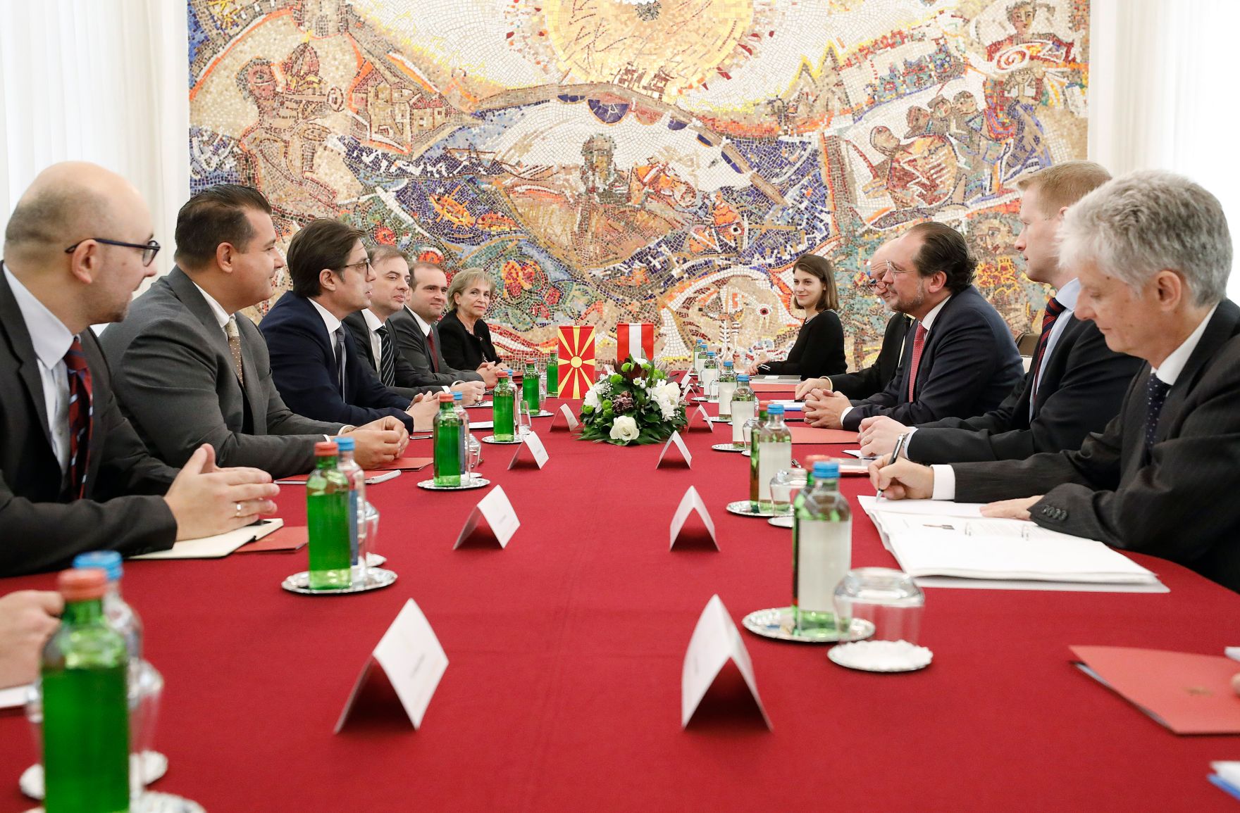 Am 7. Oktober 2019 besuchte Bundesminister Alexander Schallenberg (3.v.r.) Skopje. Im Bild bei dem Arbeitsgespr&auml;ch mit Stevo Pendarovski, Pr&auml;sident Nordmazedoniens (3.v.l.).
