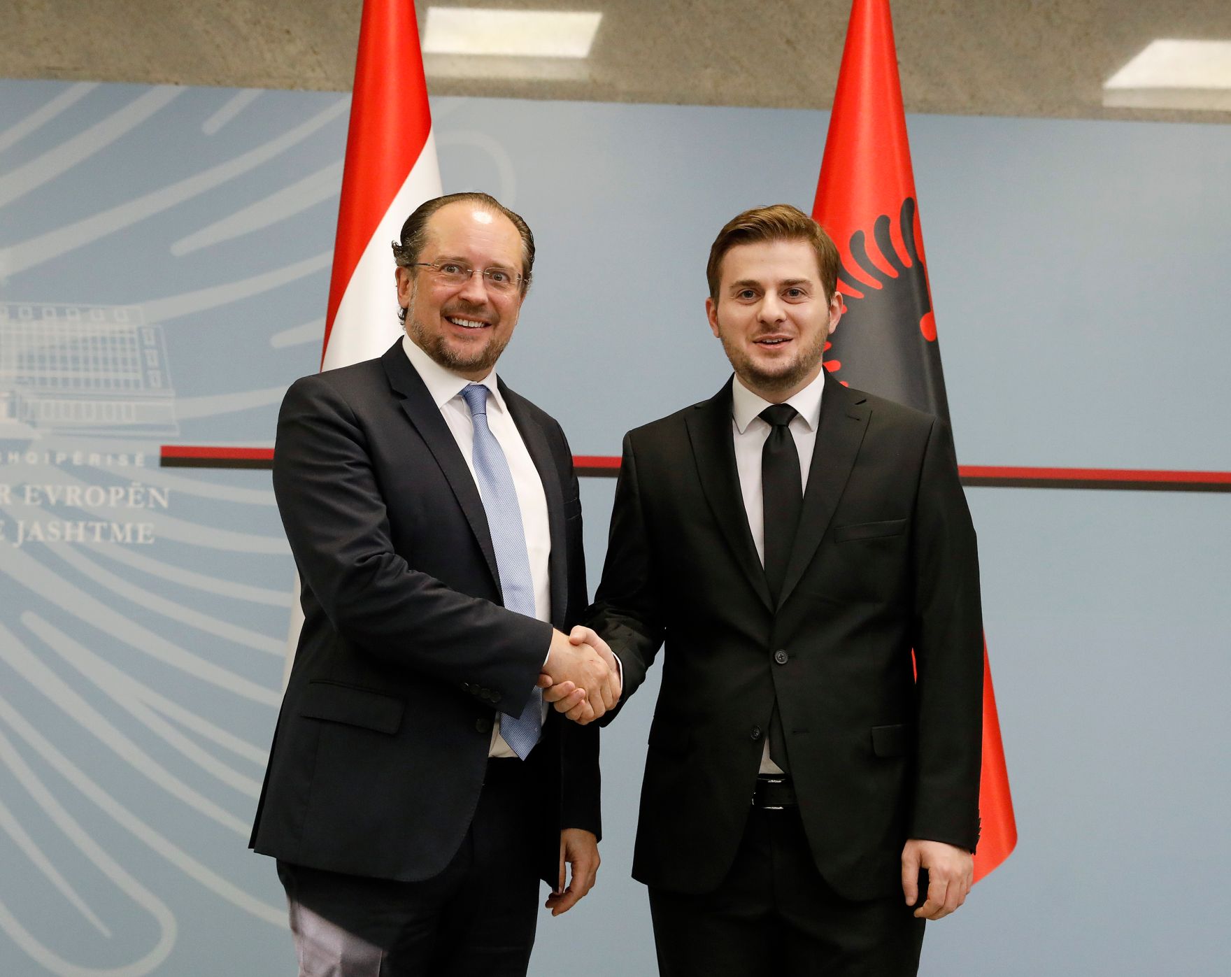 Am 8. Oktober 2019 reiste Bundesminister Alexander Schallenberg (l.) nach Albanien.Im Bild mit dem albaischen Au&szlig;enminister Gent Cakaj (r.).