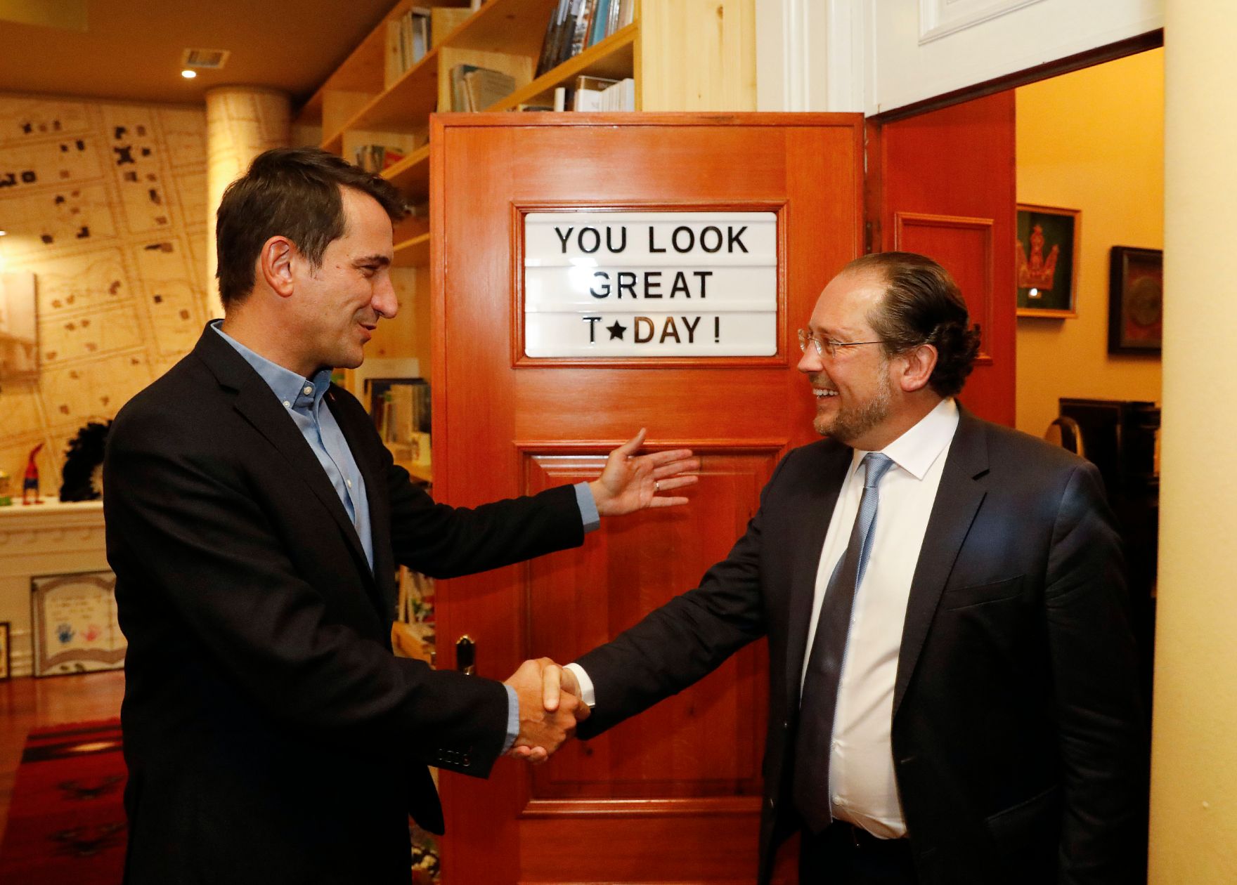 Am 8. Oktober 2019 reiste Bundesminister Alexander Schallenberg (r.) nach Albanien.Im Bild mit dem B&uuml;rgermeister von Tirana, Erion Velijaj. (l.).