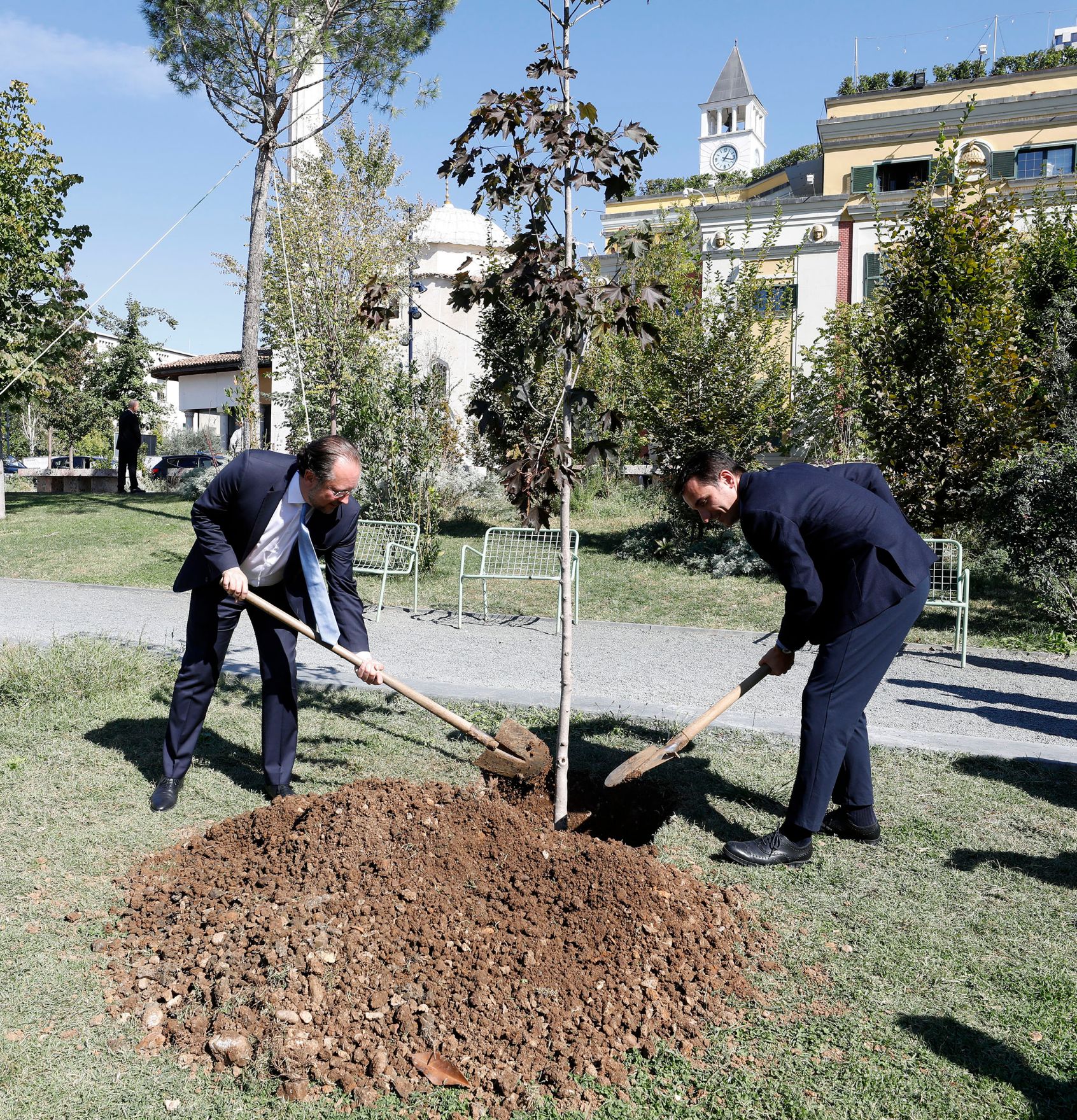 Am 8. Oktober 2019 reiste Bundesminister Alexander Schallenberg (l.) nach Albanien.Im Bild mit dem B&uuml;rgermeister von Tirana, Erion Velijaj (r.) bei einer Baumpflanzung.