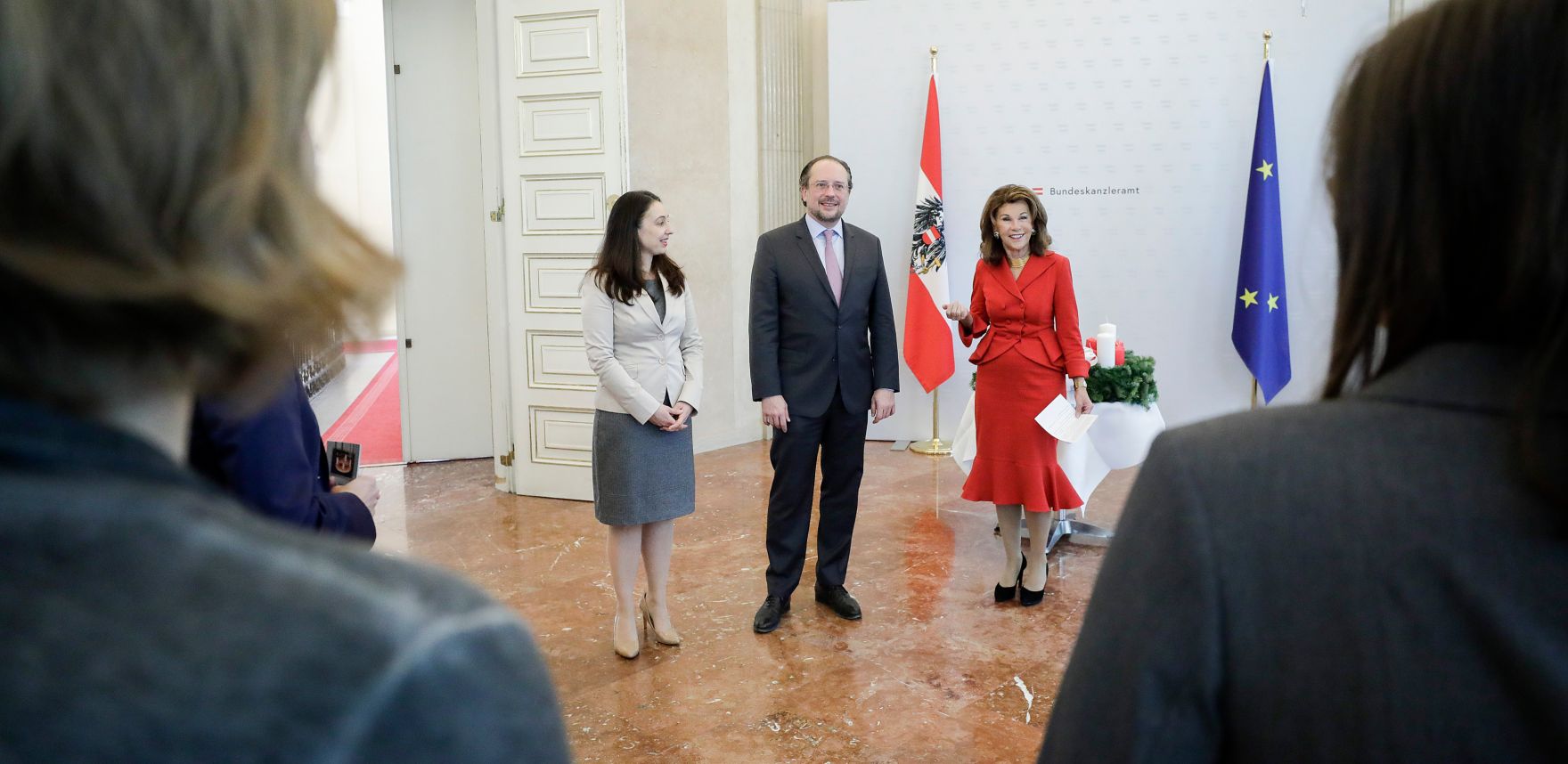 Am 28. November 2019 wurde Bundeskanzlerin Brigitte Bierlein, Bundesministerin Ines Stilling und Bundesminister Alexander Schallenberg von der Diakonie &Ouml;sterreich ein Adventkranz &uuml;berreicht.