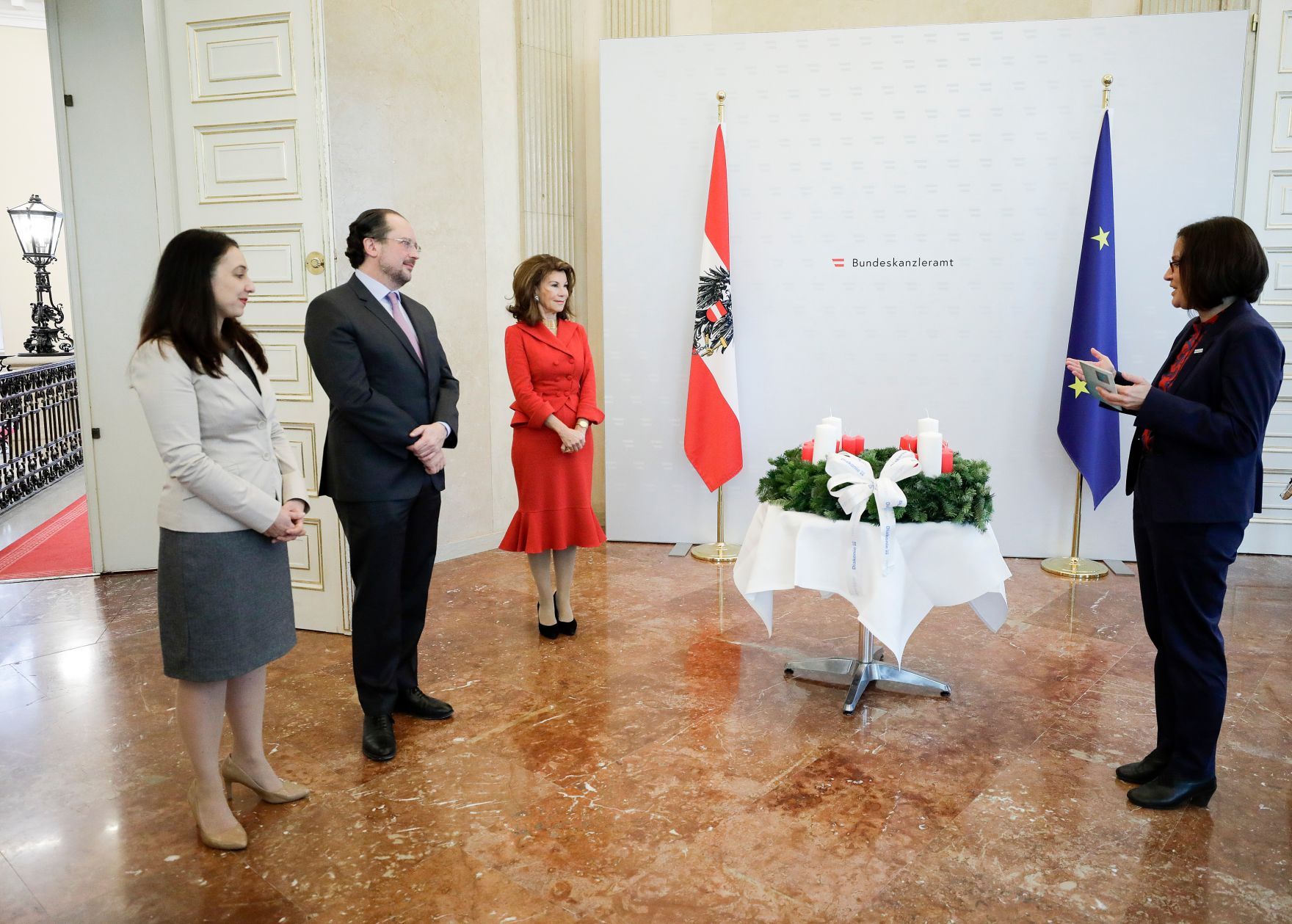 Am 28. November 2019 wurde Bundeskanzlerin Brigitte Bierlein, Bundesministerin Ines Stilling und Bundesminister Alexander Schallenberg von der Diakonie &Ouml;sterreich ein Adventkranz &uuml;berreicht.