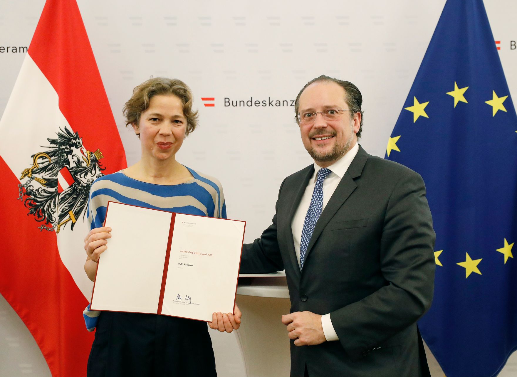 Am 6. Dezember 2019 nahm Bundesminister Alexander Schallenberg an der Verleihung der &quot;outstanding artist awards&quot; im Bundeskanzleramt teil.