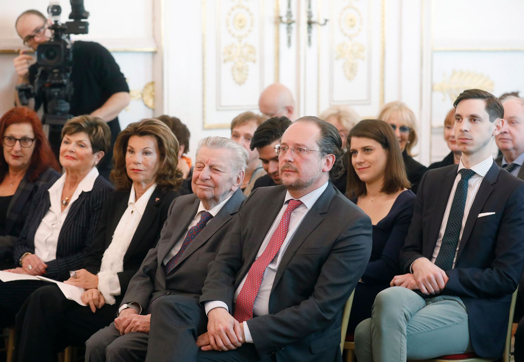 Am 18. Dezember 2019 &uuml;berreichte Bundesminister Alexander Schallenberg das Gro&szlig;e Goldene Ehrenzeichen f&uuml;r Verdienste um die Republik &Ouml;sterreich an Hugo Portisch.