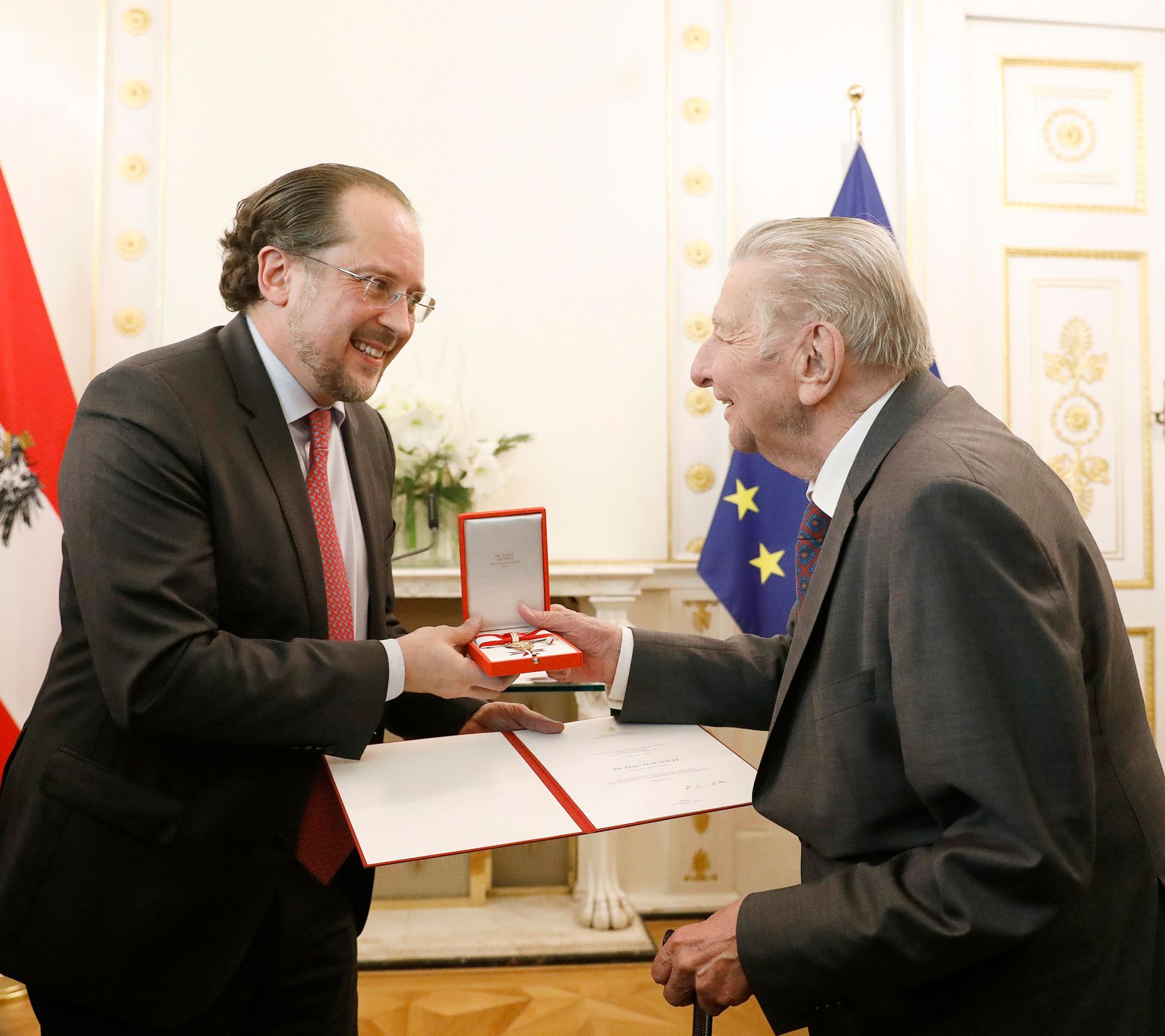 Am 18. Dezember 2019 &uuml;berreichte Bundesminister Alexander Schallenberg (l.) das Gro&szlig;e Goldene Ehrenzeichen f&uuml;r Verdienste um die Republik &Ouml;sterreich an Hugo Portisch (r.).